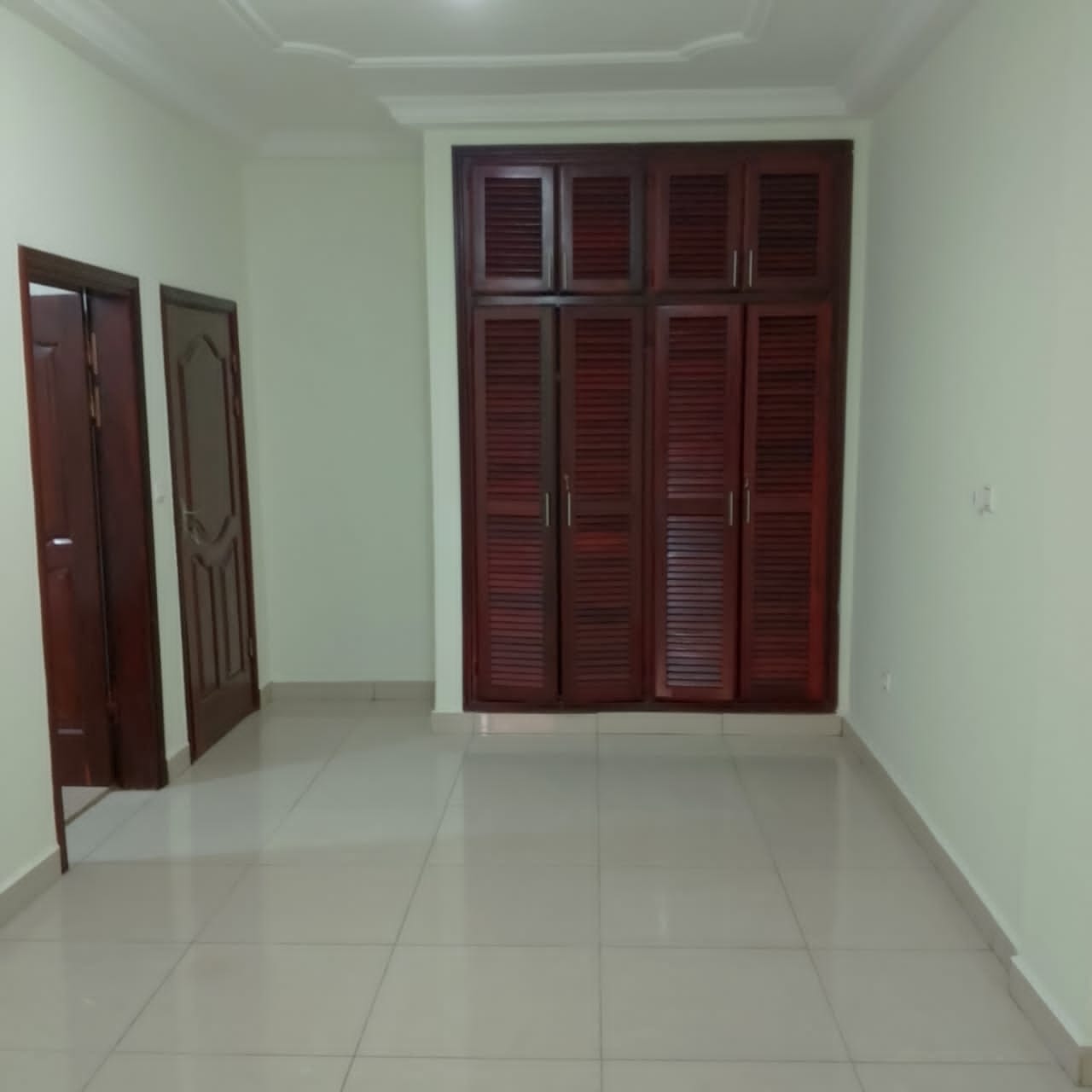 Apartment to rent - Yaoundé, Bastos, golf - 1 living room(s), 2 bedroom(s), 3 bathroom(s) - 650 000 FCFA / month