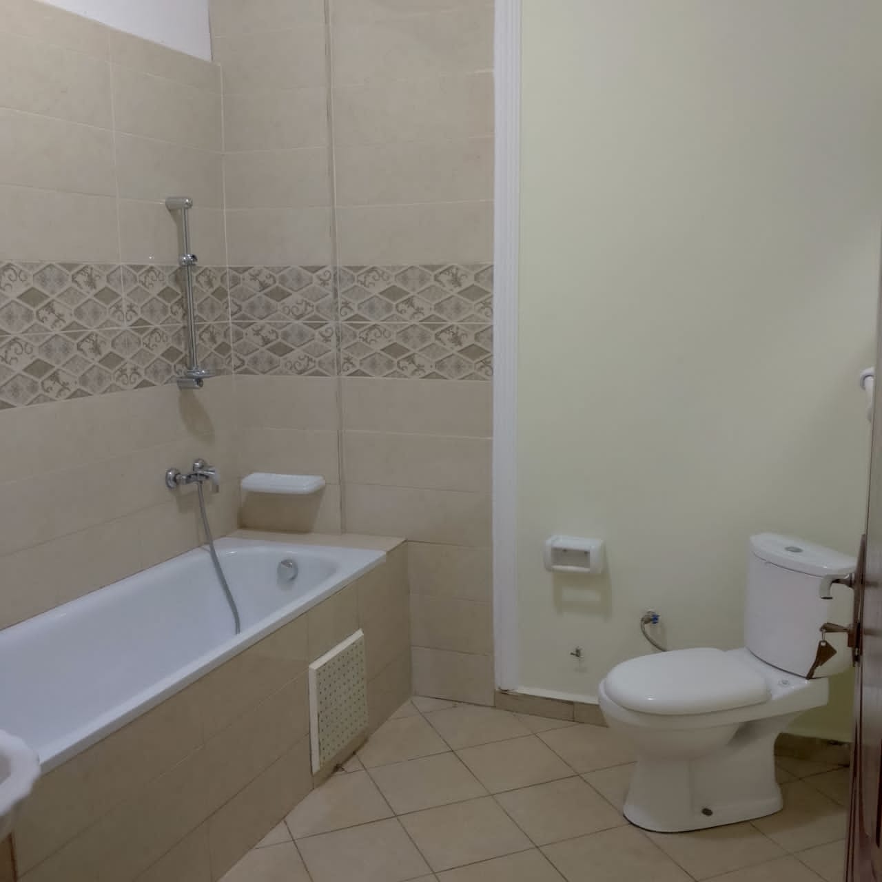 Apartment to rent - Yaoundé, Bastos, golf - 1 living room(s), 2 bedroom(s), 3 bathroom(s) - 650 000 FCFA / month