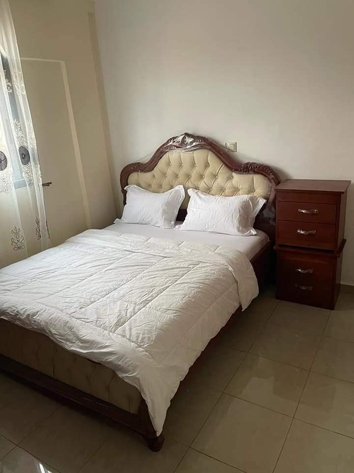 Apartment to rent - Yaoundé, Mfandena, omnisport - 1 living room(s), 2 bedroom(s), 2 bathroom(s) - 300 000 FCFA / month