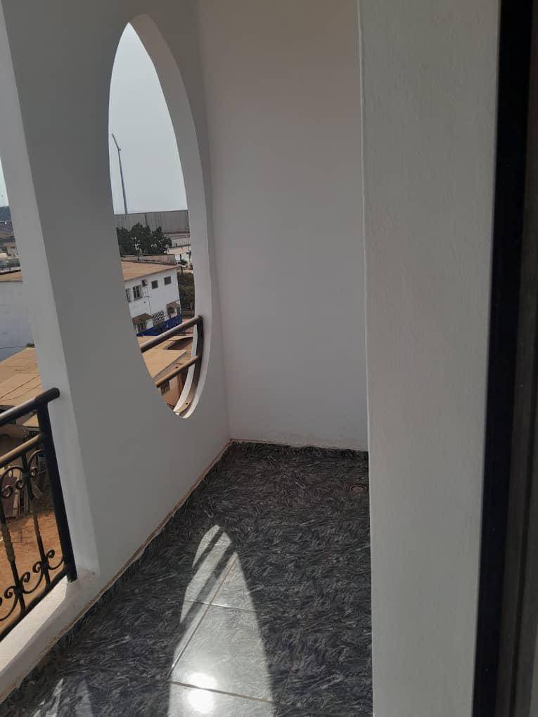 Apartment to rent - Yaoundé, Mfandena, omnisport - 1 living room(s), 3 bedroom(s), 2 bathroom(s) - 300 000 FCFA / month