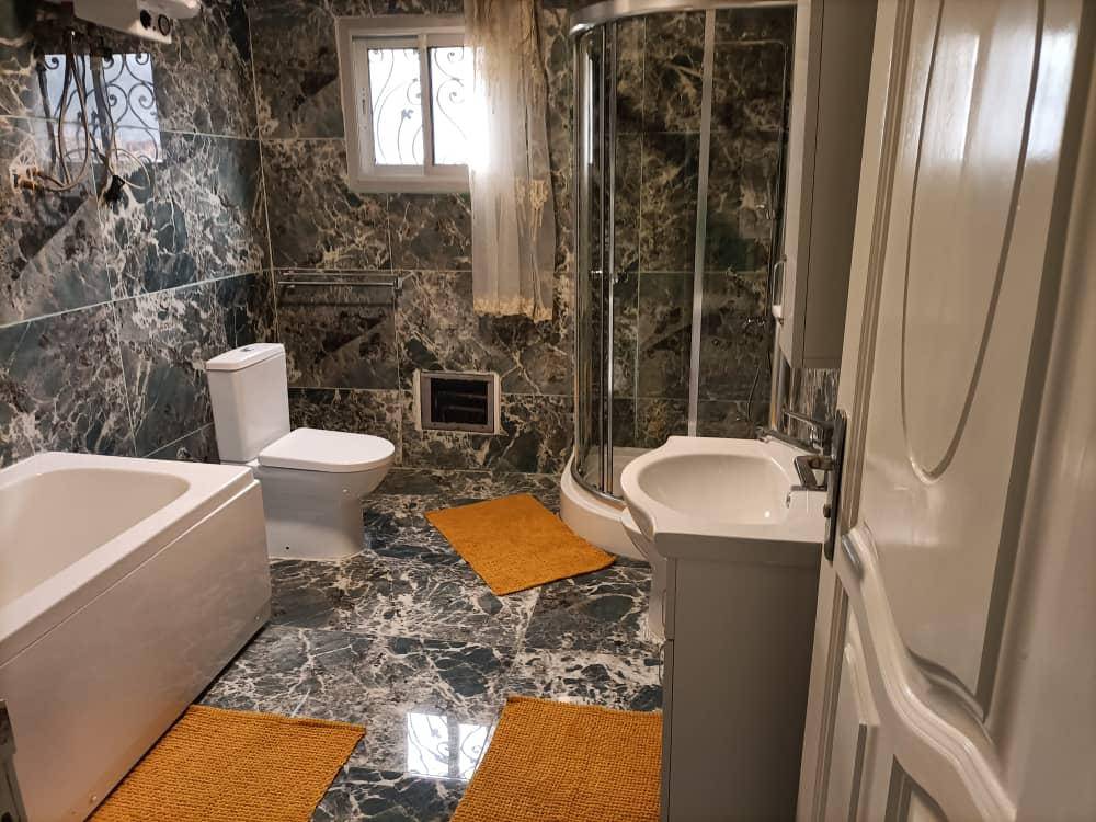 Maison (Duplex) à vendre - Yaoundé, Mimboman I, mimboman - 2 salon(s), 4 chambre(s), 4 salle(s) de bains - 130 000 000 FCFA