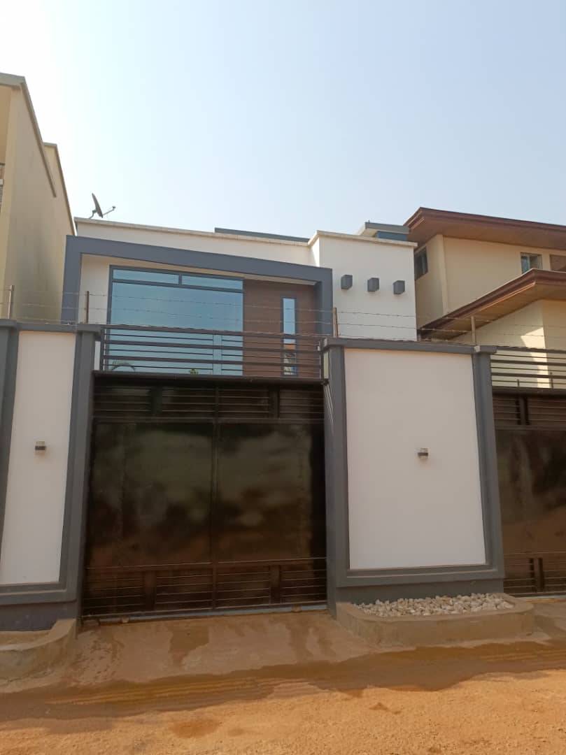 Maison (Duplex) à vendre - Yaoundé, Mimboman I, mimboman - 2 salon(s), 4 chambre(s), 4 salle(s) de bains - 130 000 000 FCFA