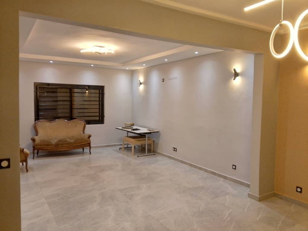 Maison (Duplex) à vendre - Yaoundé, Mimboman I, mimboman - 2 salon(s), 4 chambre(s), 4 salle(s) de bains - 130 000 000 FCFA