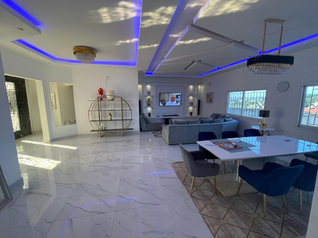 Maison (Duplex) à vendre - Yaoundé, Odza, À quelques minutes de l'aéroport - 2 salon(s), 6 chambre(s), 5 salle(s) de bains - 300 000 000 FCFA