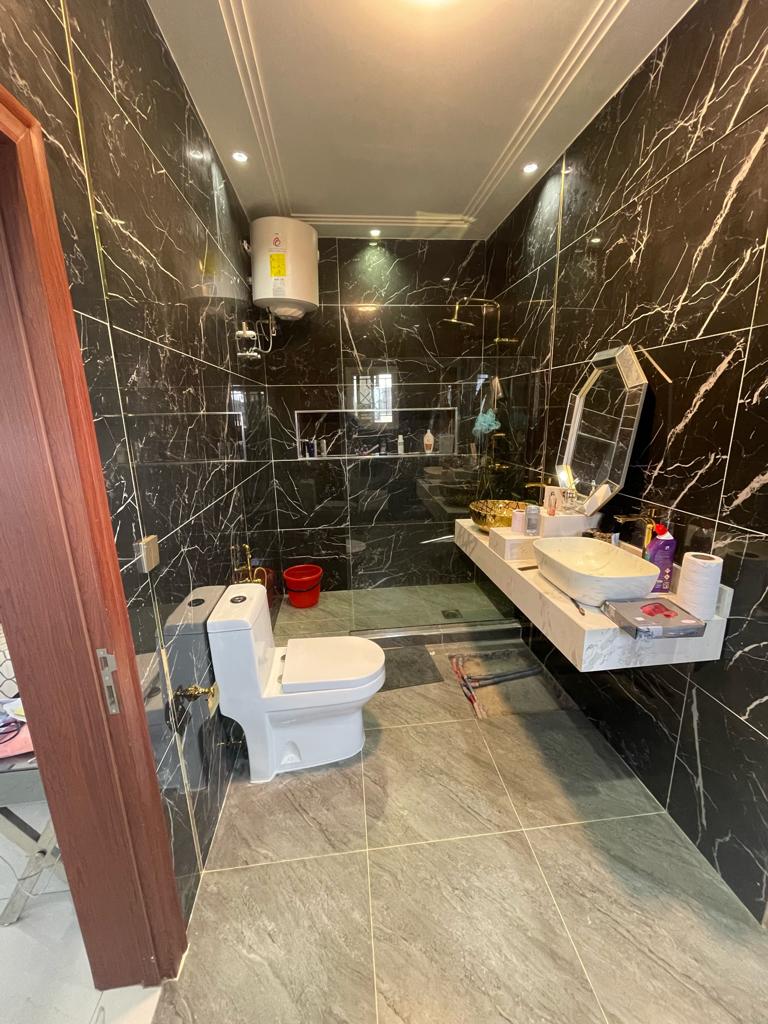 Maison (Duplex) à vendre - Yaoundé, Odza, À quelques minutes de l'aéroport - 2 salon(s), 6 chambre(s), 5 salle(s) de bains - 300 000 000 FCFA