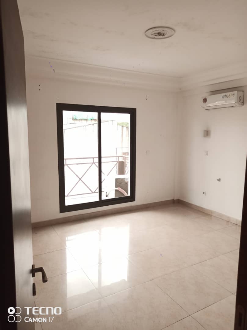 Apartment to rent - Douala, Bonapriso, BONAPRISO - 1 living room(s), 3 bedroom(s), 2 bathroom(s) - 1 400 000 FCFA / month