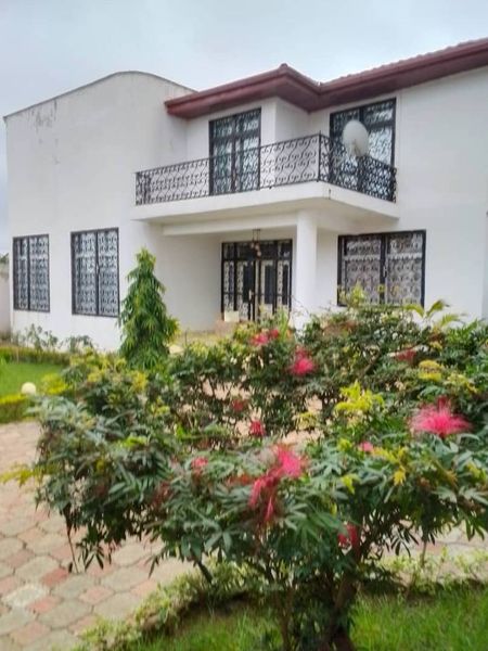 Maison (Duplex) à vendre - Yaoundé, Nkolafeme, nkoabang - 2 salon(s), 4 chambre(s), 3 salle(s) de bains - 140 000 000 FCFA
