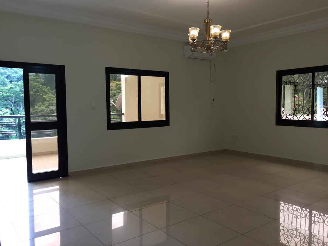 Apartment to rent - Yaoundé, Bastos, Bastos - 1 living room(s), 2 bedroom(s), 3 bathroom(s) - 600 FCFA / month