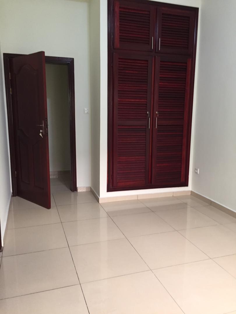 Apartment to rent - Yaoundé, Bastos, Bastos - 1 living room(s), 2 bedroom(s), 3 bathroom(s) - 600 FCFA / month