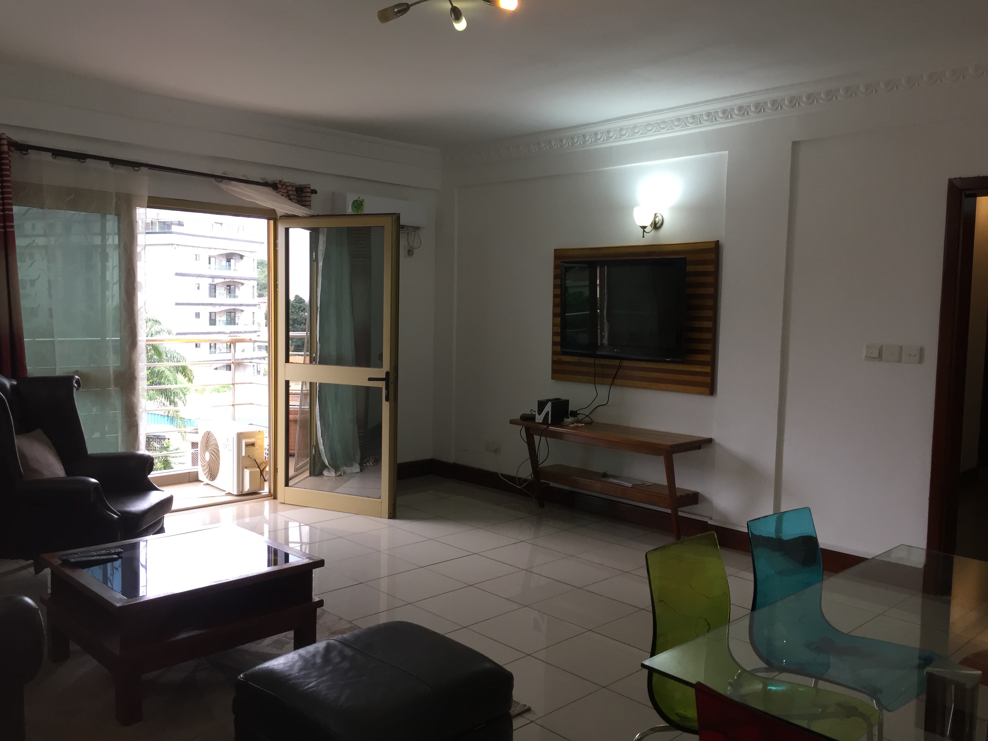 Apartment to rent - Yaoundé, Bastos, Bastos - 1 living room(s), 2 bedroom(s), 3 bathroom(s) - 1 200 000 FCFA / month
