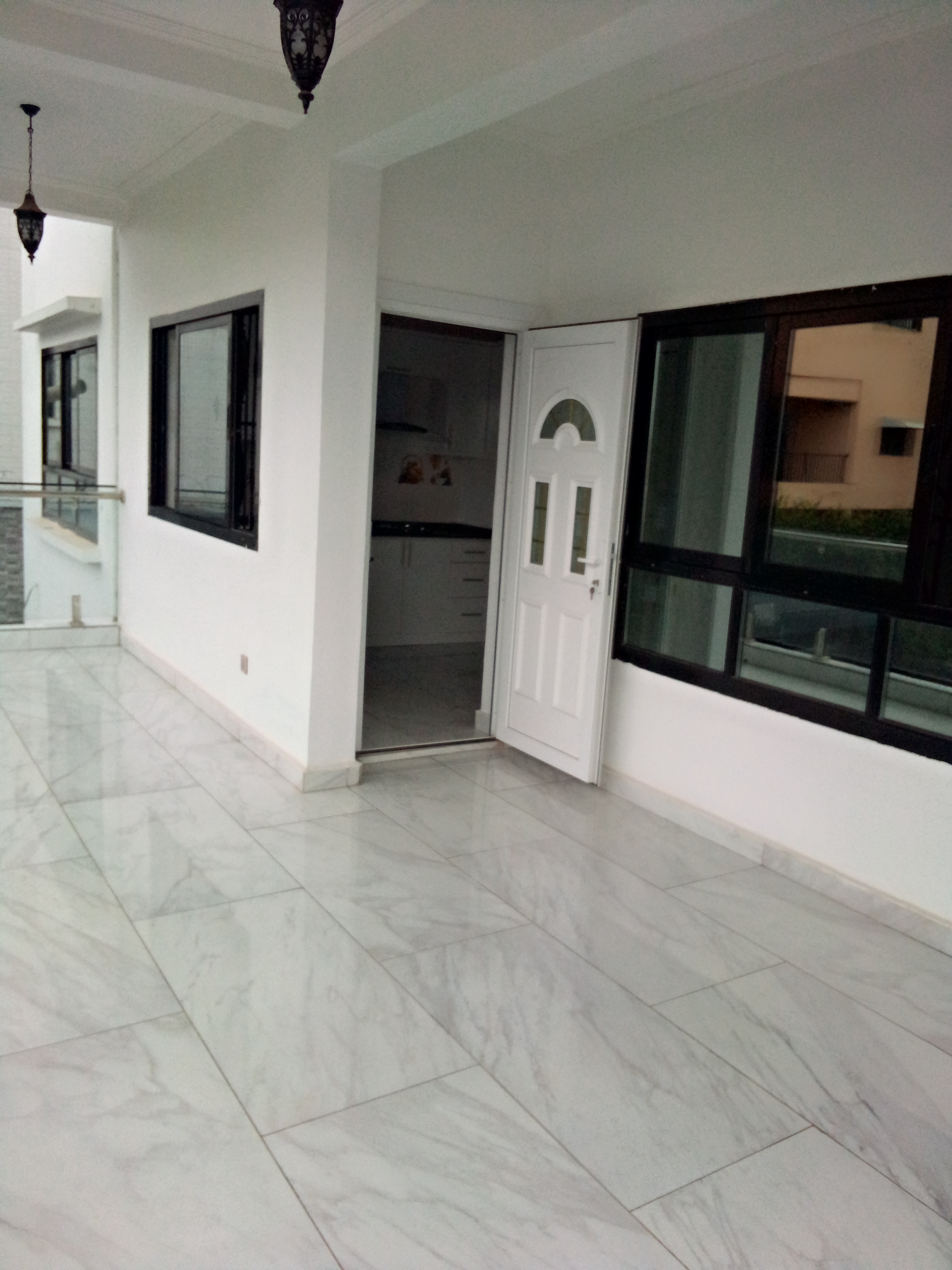 Apartment to rent - Yaoundé, Bastos, Bastos - 1 living room(s), 3 bedroom(s), 4 bathroom(s) - 1 500 000 FCFA / month