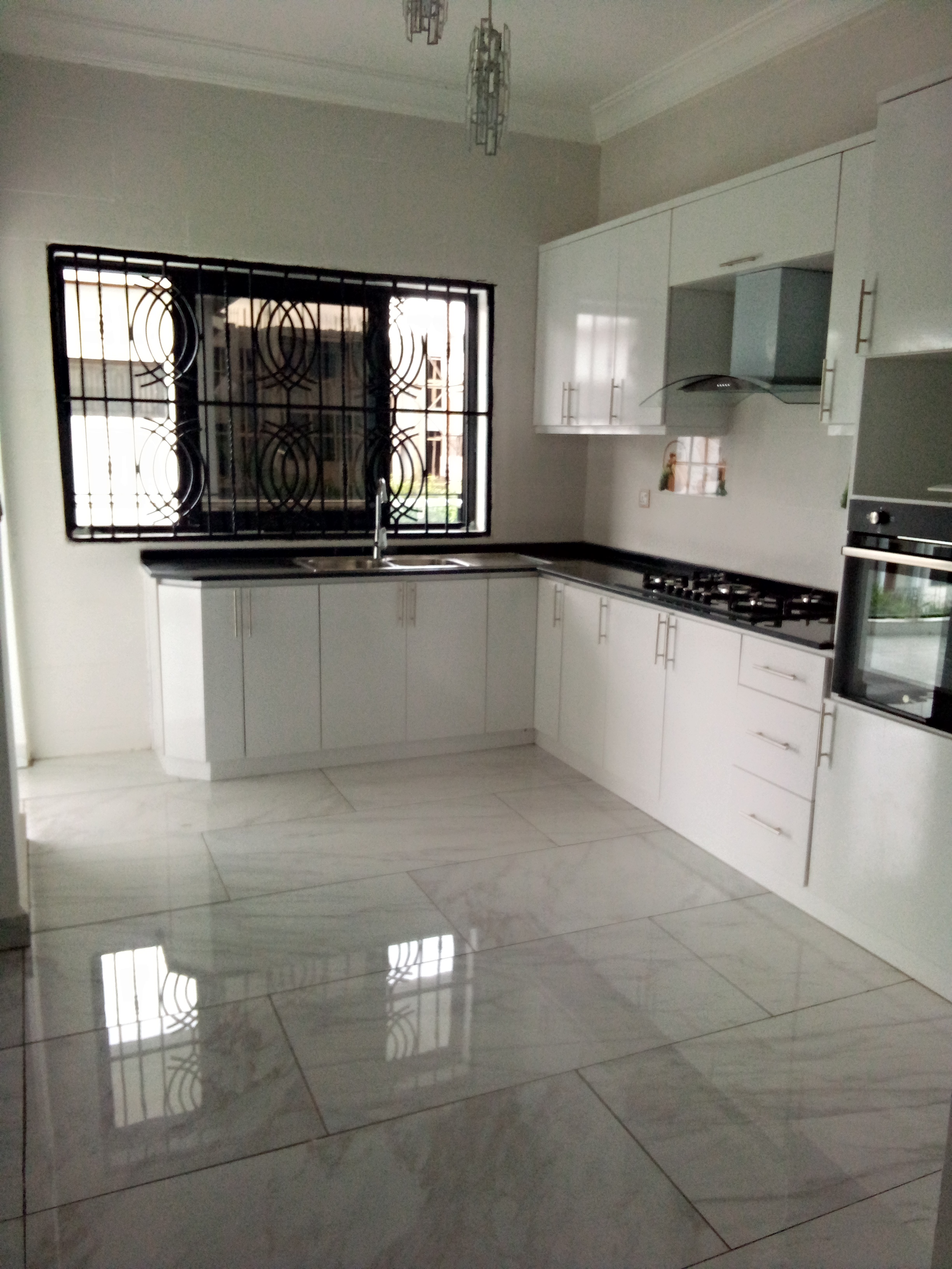 Apartment to rent - Yaoundé, Bastos, Bastos - 1 living room(s), 3 bedroom(s), 4 bathroom(s) - 1 500 000 FCFA / month