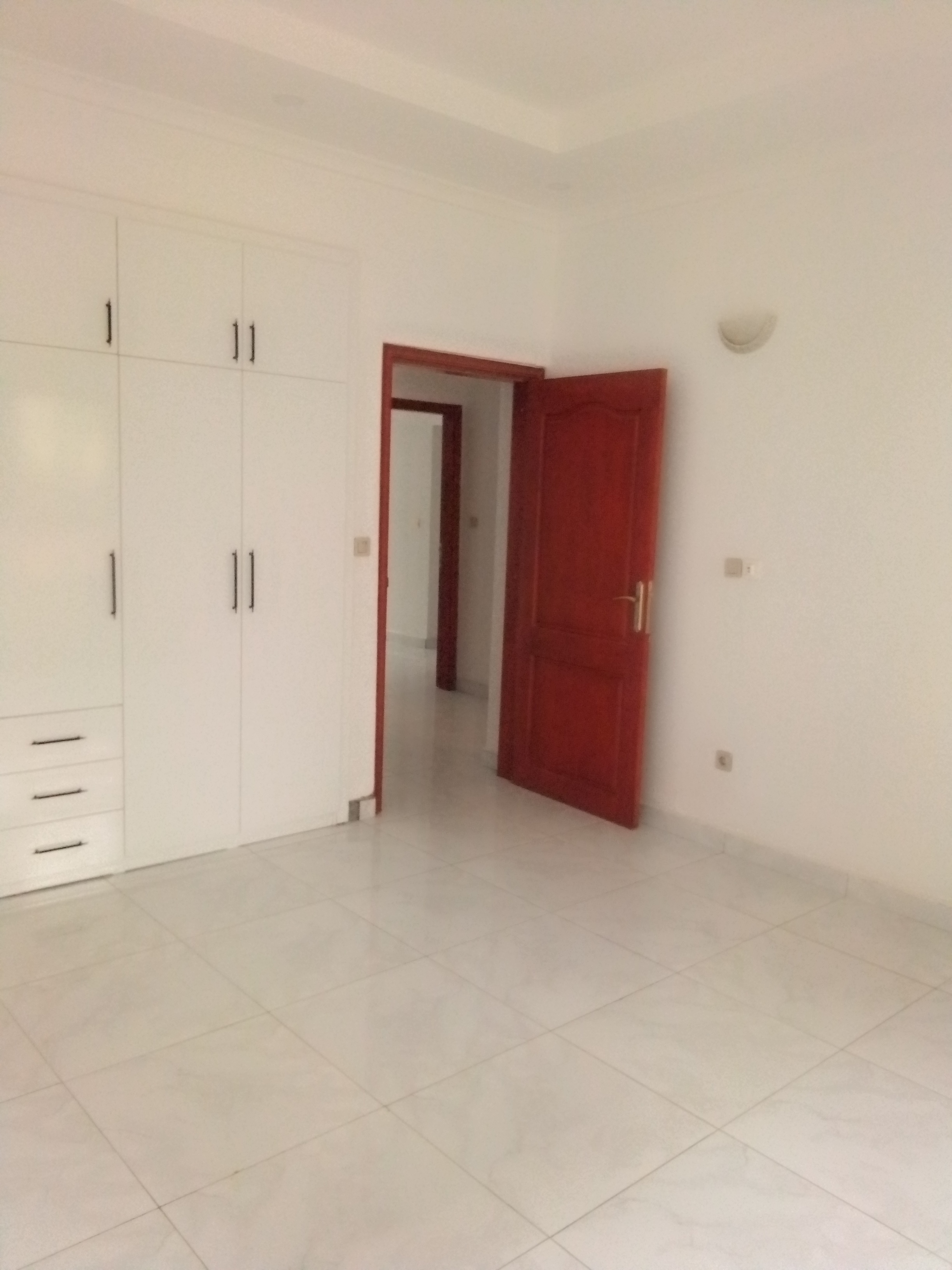 Apartment to rent - Yaoundé, Bastos, Bastos - 1 living room(s), 3 bedroom(s), 4 bathroom(s) - 1 500 000 FCFA / month
