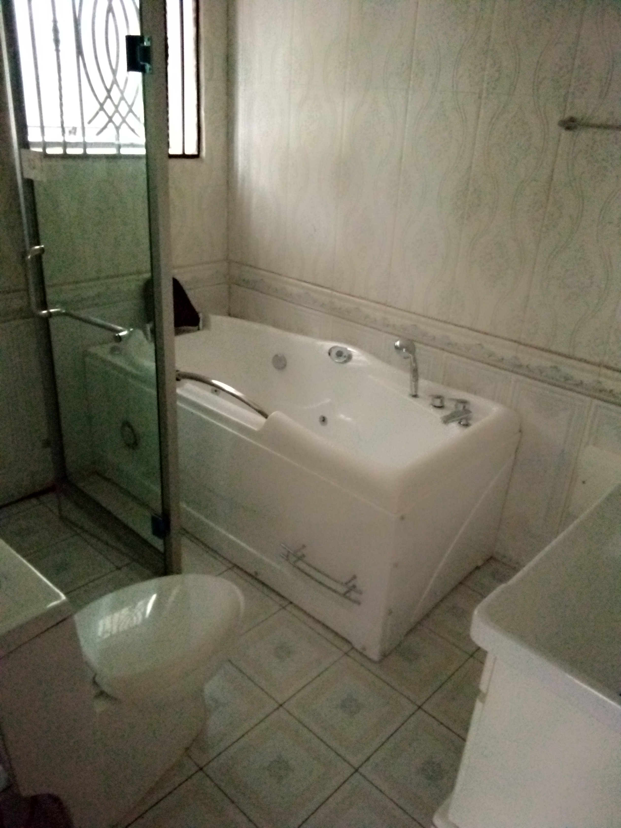 Apartment to rent - Yaoundé, Bastos, Bastos - 1 living room(s), 3 bedroom(s), 4 bathroom(s) - 1 500 000 FCFA / month