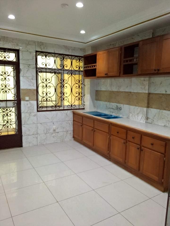Apartment to rent - Yaoundé, Bastos, Bastos - 1 living room(s), 3 bedroom(s), 4 bathroom(s) - 1 200 000 FCFA / month
