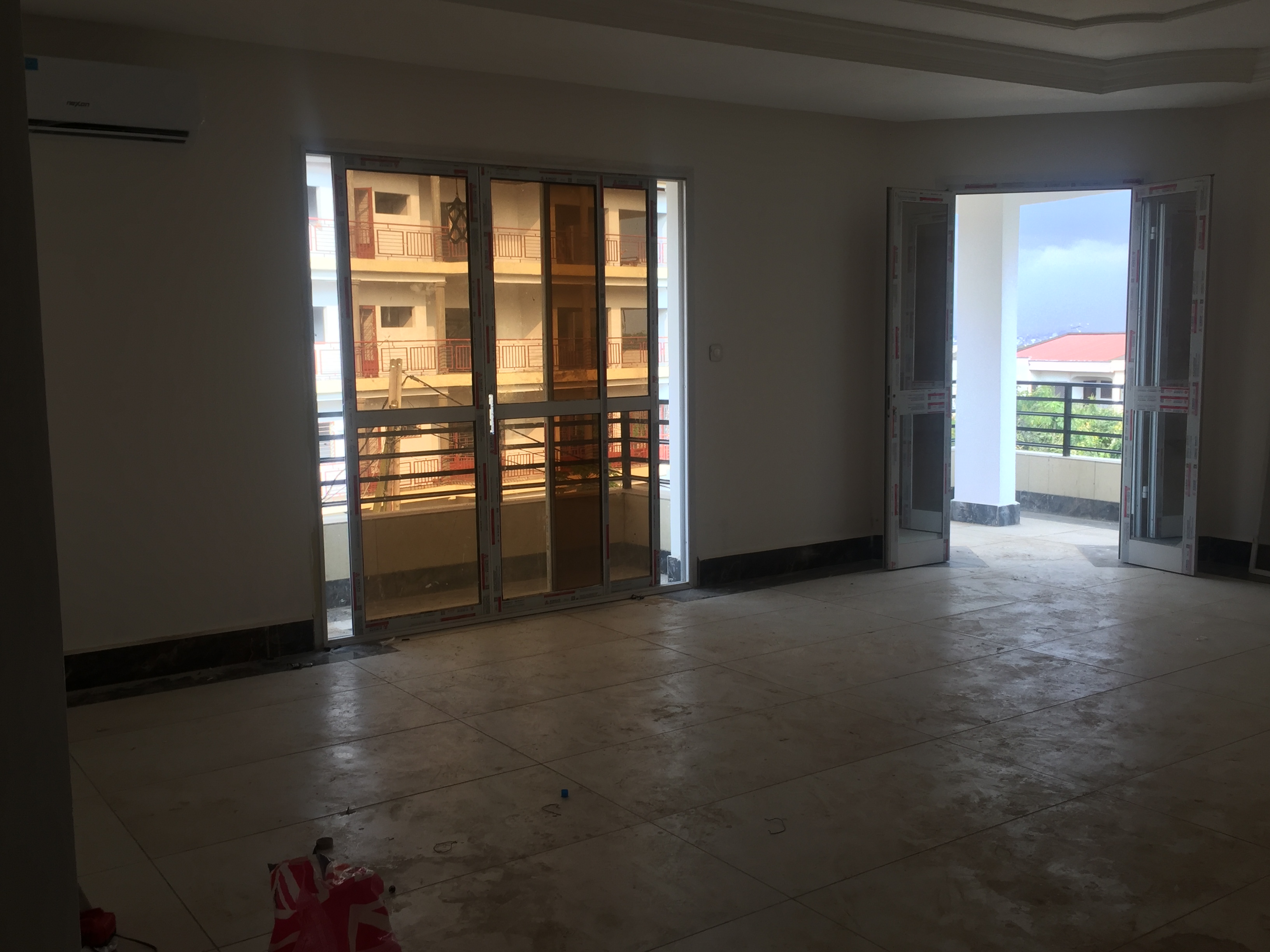 Apartment to rent - Yaoundé, Bastos, Bastos - 1 living room(s), 2 bedroom(s), 3 bathroom(s) - 800 000 FCFA / month