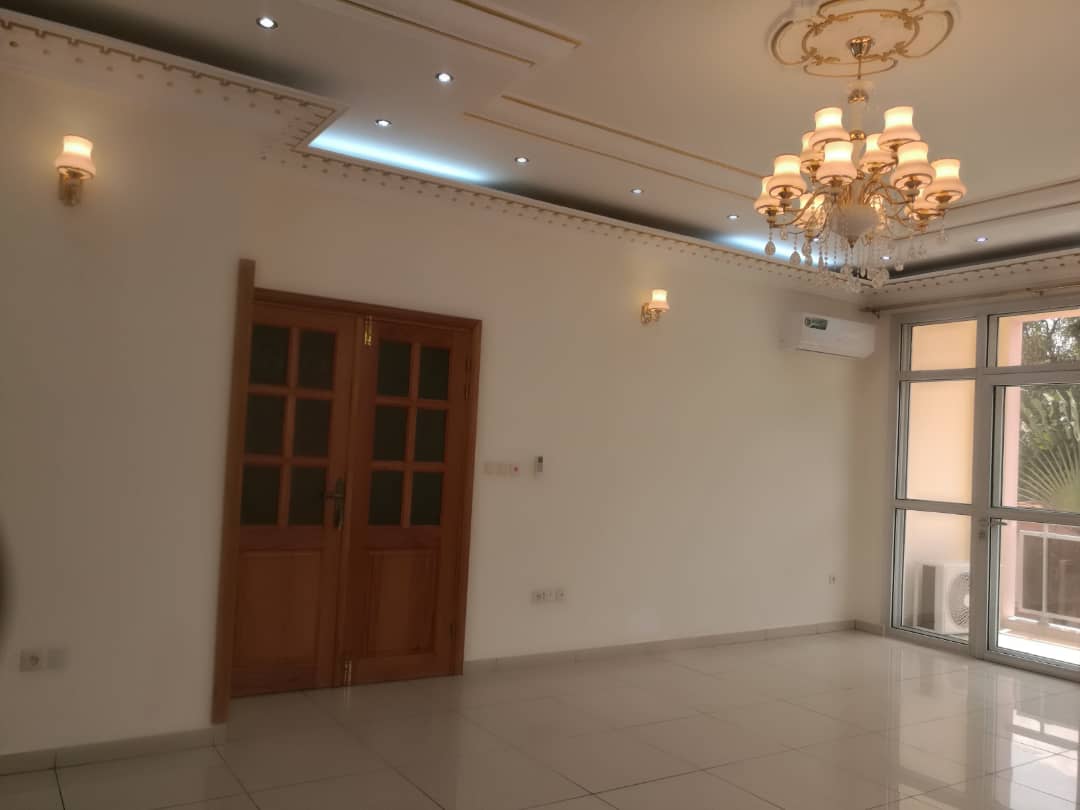 Apartment to rent - Yaoundé, Bastos, Bastos - 1 living room(s), 2 bedroom(s), 3 bathroom(s) - 600 000 FCFA / month