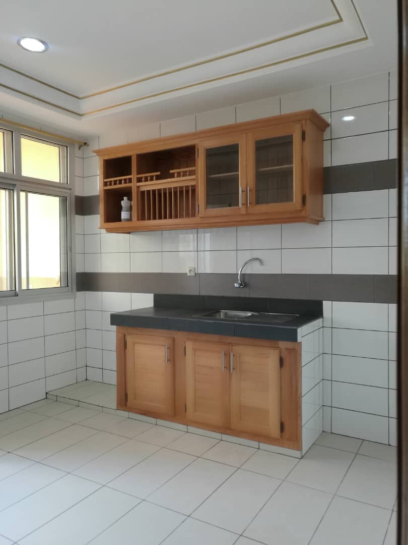 Apartment to rent - Yaoundé, Bastos, Bastos - 1 living room(s), 2 bedroom(s), 3 bathroom(s) - 600 000 FCFA / month
