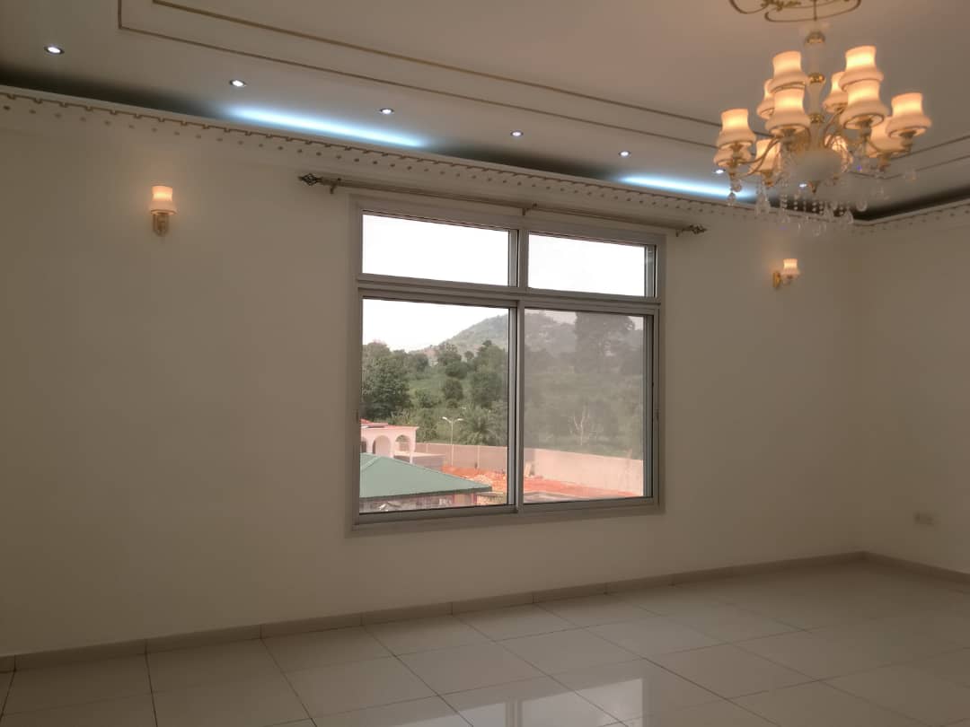 Apartment to rent - Yaoundé, Bastos, Bastos - 1 living room(s), 2 bedroom(s), 3 bathroom(s) - 600 000 FCFA / month