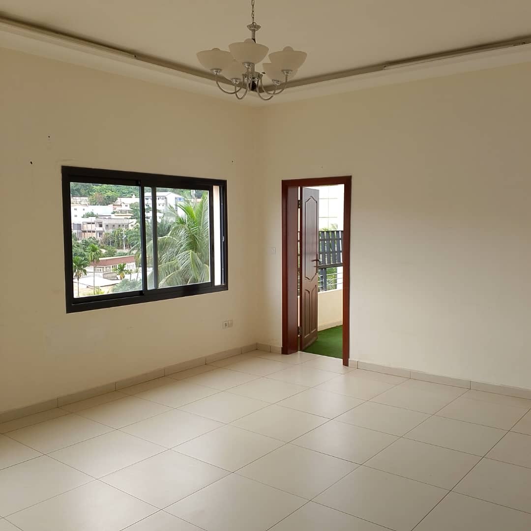 Apartment to rent - Yaoundé, Bastos, Bastos - 1 living room(s), 2 bedroom(s), 3 bathroom(s) - 500 000 FCFA / month