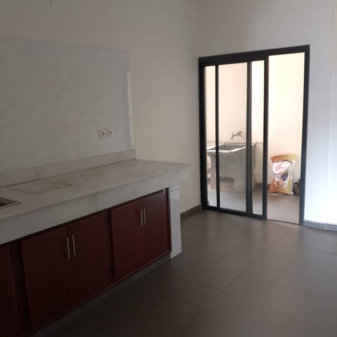 Apartment to rent - Yaoundé, Bastos, Bastos - 1 living room(s), 2 bedroom(s), 3 bathroom(s) - 500 000 FCFA / month