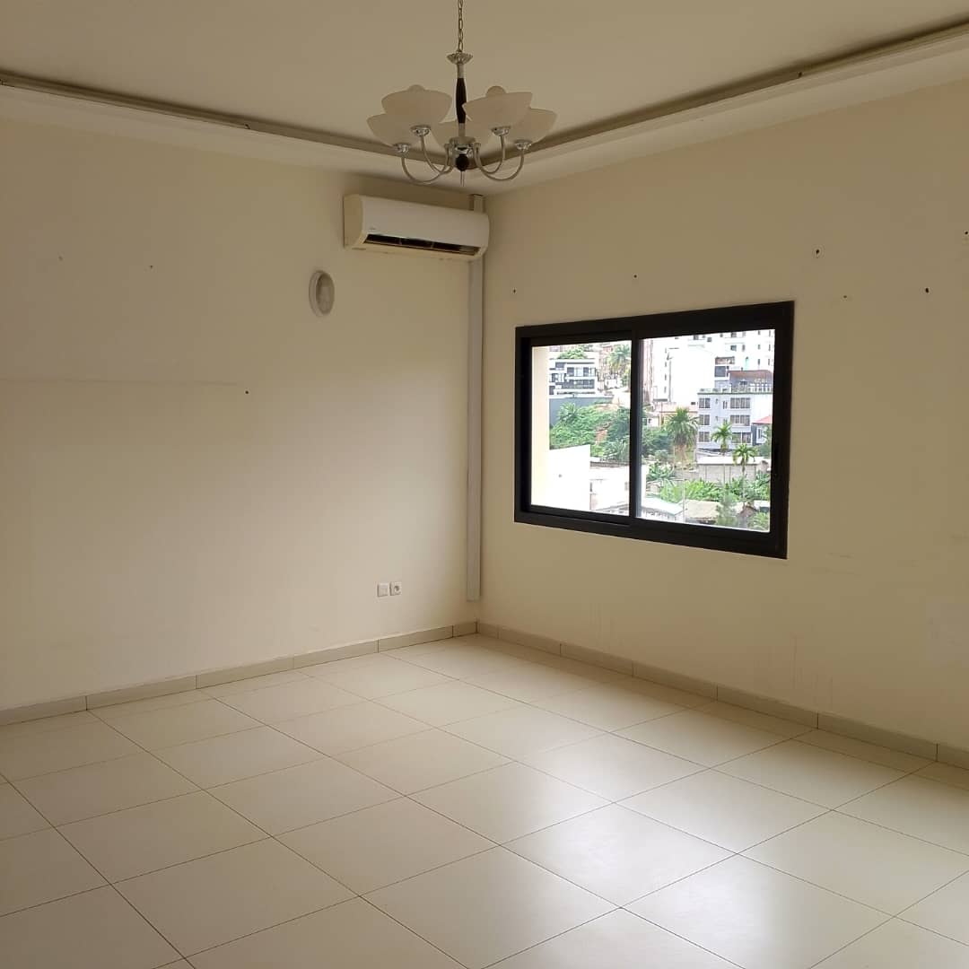 Apartment to rent - Yaoundé, Bastos, Bastos - 1 living room(s), 2 bedroom(s), 3 bathroom(s) - 500 000 FCFA / month