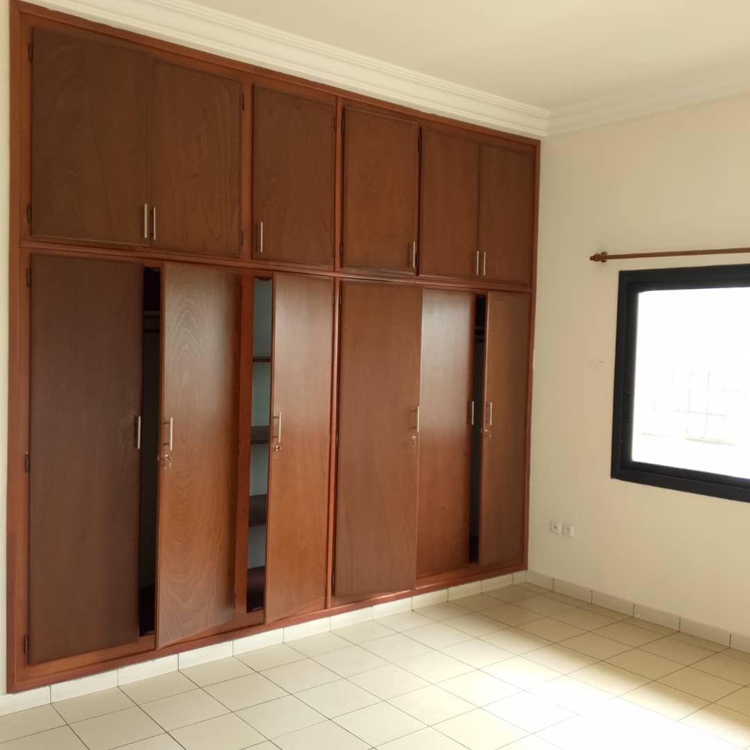 Apartment to rent - Yaoundé, Bastos, Bastos - 1 living room(s), 2 bedroom(s), 3 bathroom(s) - 500 000 FCFA / month