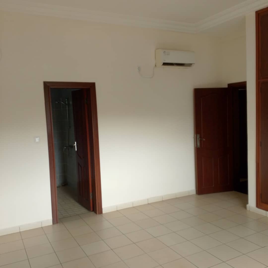 Apartment to rent - Yaoundé, Bastos, Bastos - 1 living room(s), 2 bedroom(s), 3 bathroom(s) - 500 000 FCFA / month