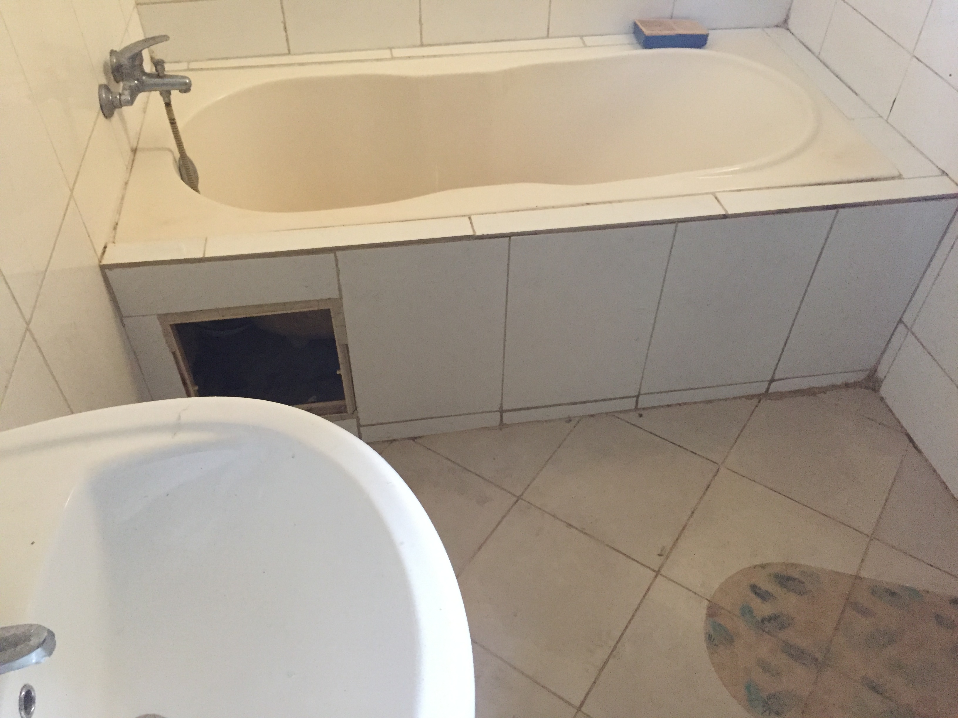 Apartment to rent - Yaoundé, Bastos, Golf - 1 living room(s), 3 bedroom(s), 3 bathroom(s) - 600 000 FCFA / month