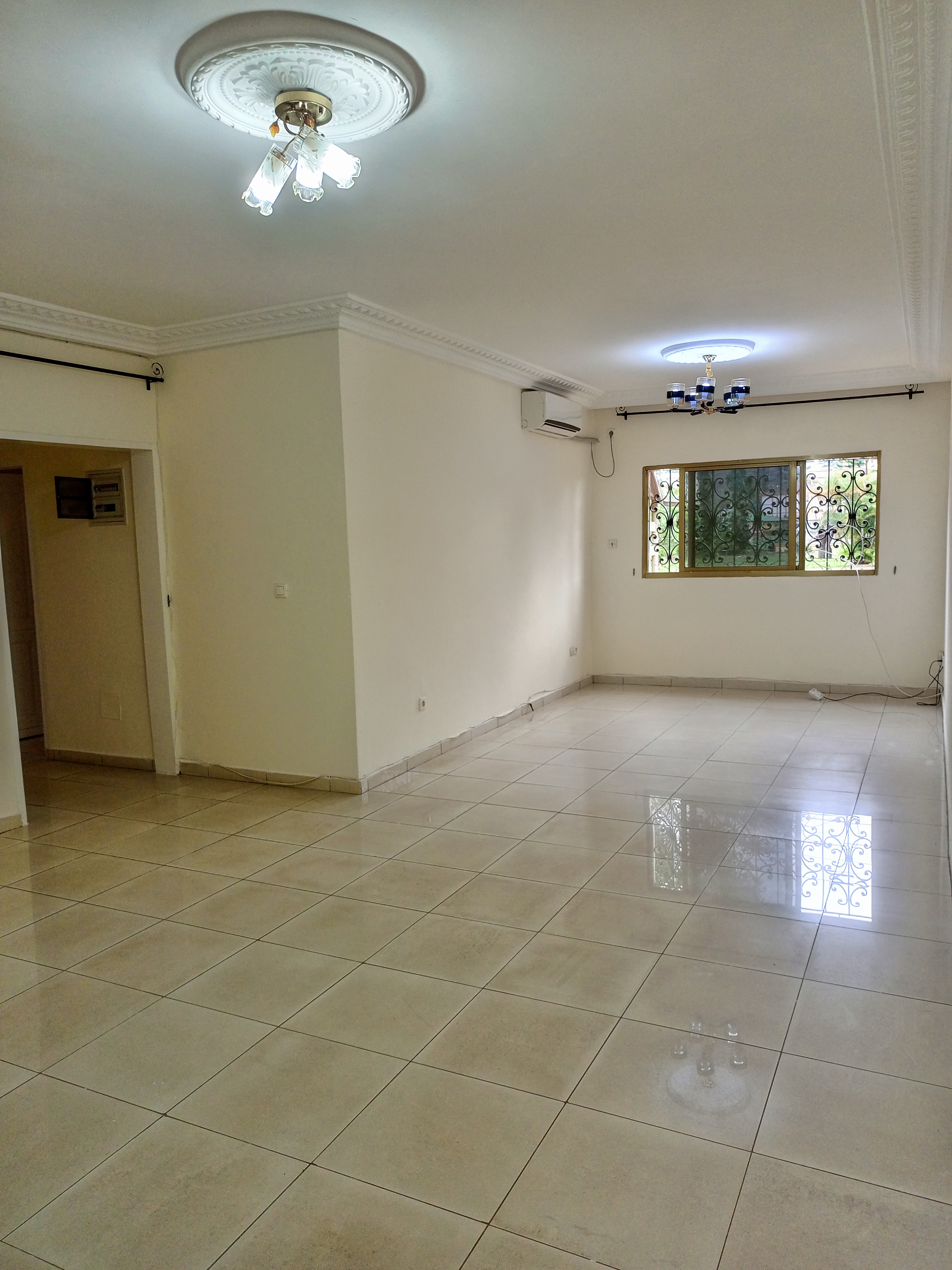 Apartment to rent - Yaoundé, Bastos, Bastos - 1 living room(s), 2 bedroom(s), 3 bathroom(s) - 400 000 FCFA / month