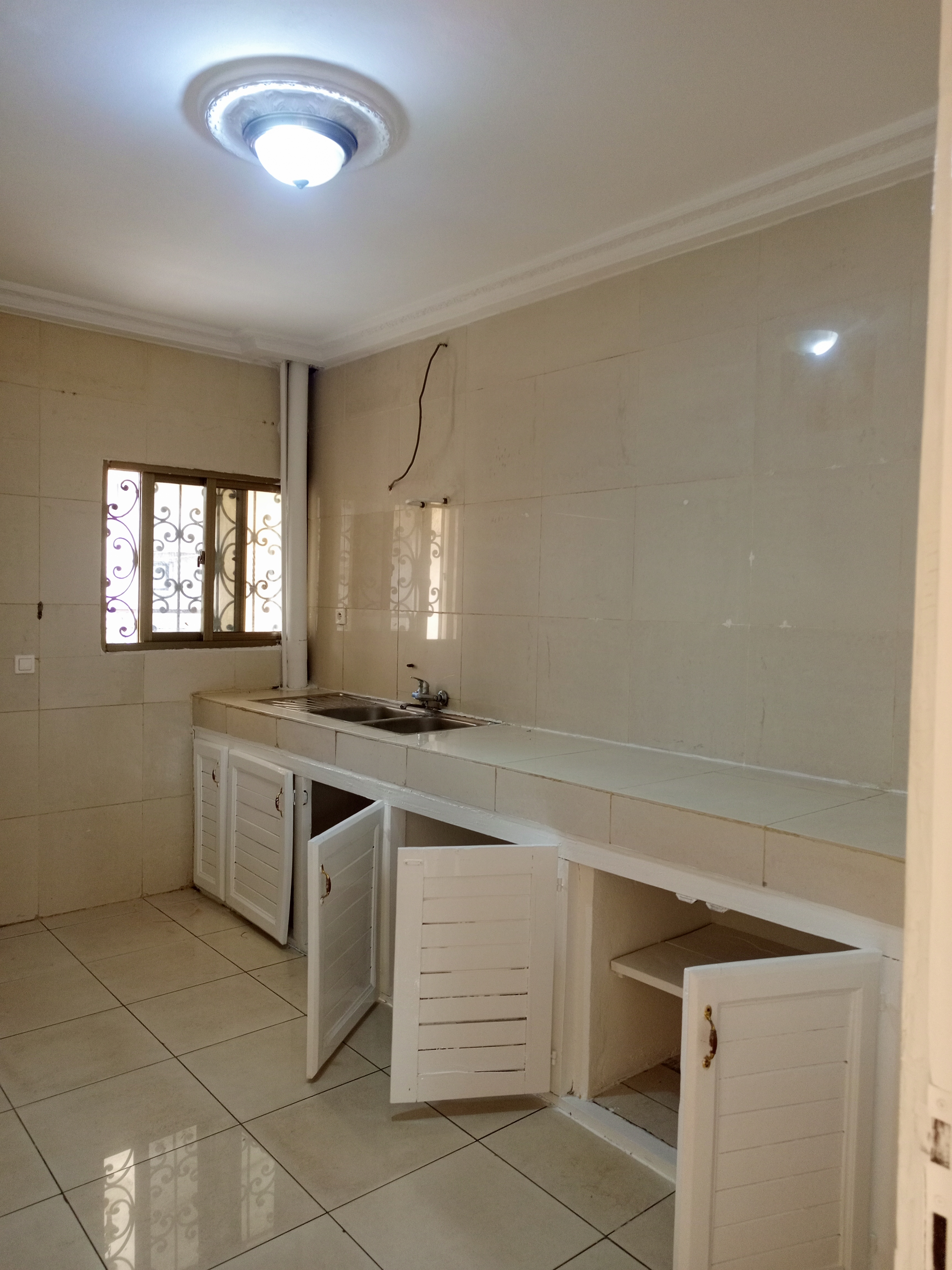 Apartment to rent - Yaoundé, Bastos, Bastos - 1 living room(s), 2 bedroom(s), 3 bathroom(s) - 400 000 FCFA / month
