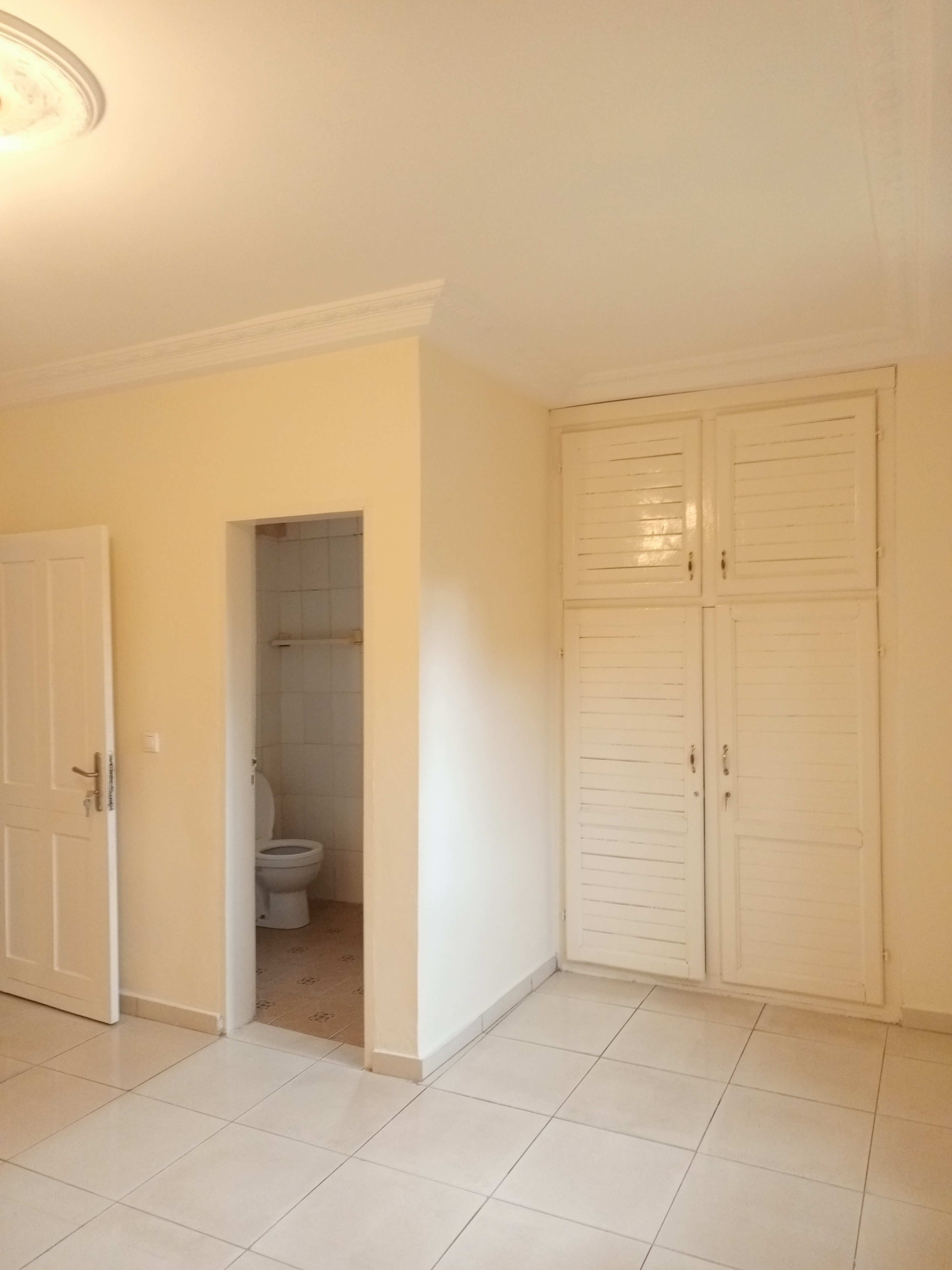 Apartment to rent - Yaoundé, Bastos, Bastos - 1 living room(s), 2 bedroom(s), 3 bathroom(s) - 400 000 FCFA / month