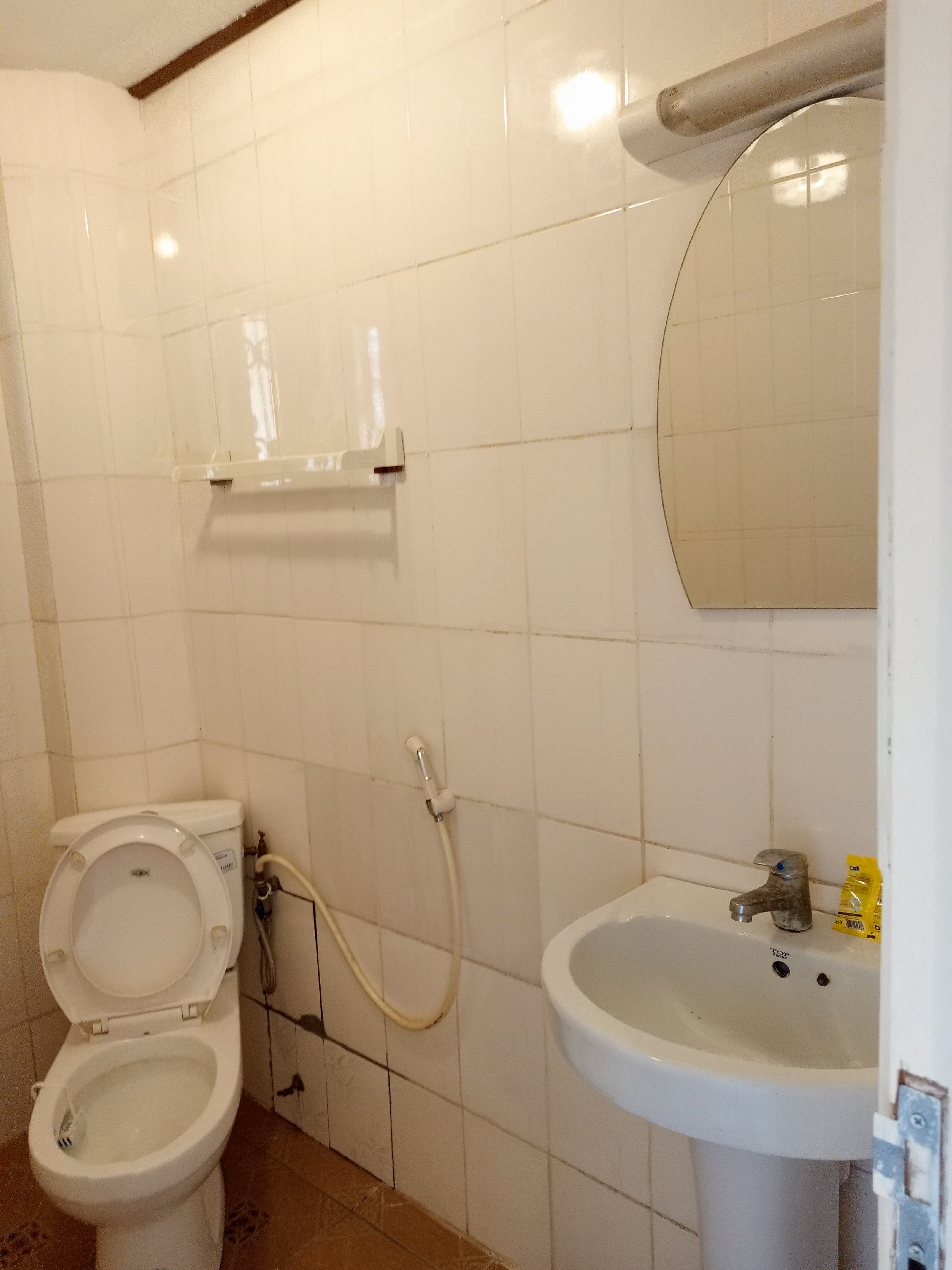 Apartment to rent - Yaoundé, Bastos, Bastos - 1 living room(s), 2 bedroom(s), 3 bathroom(s) - 400 000 FCFA / month