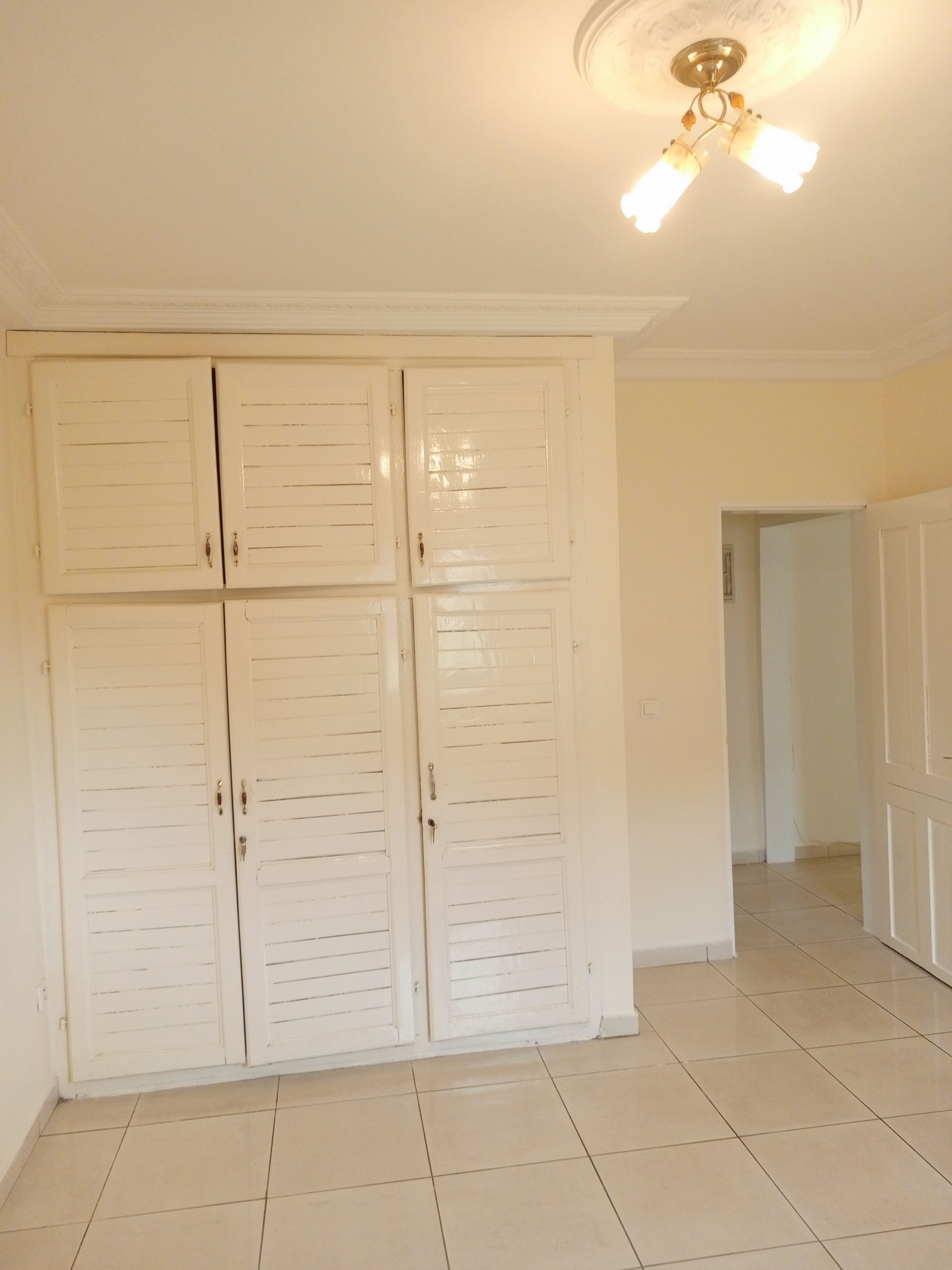 Apartment to rent - Yaoundé, Bastos, Bastos - 1 living room(s), 2 bedroom(s), 3 bathroom(s) - 400 000 FCFA / month