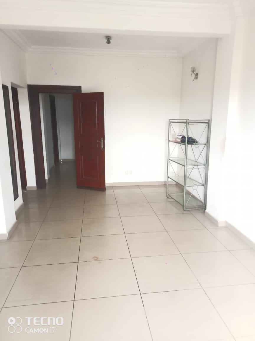 Apartment to rent - Douala, Bonanjo, Bonanjo - 1 living room(s), 4 bedroom(s), 2 bathroom(s) - 1 200 000 FCFA / month