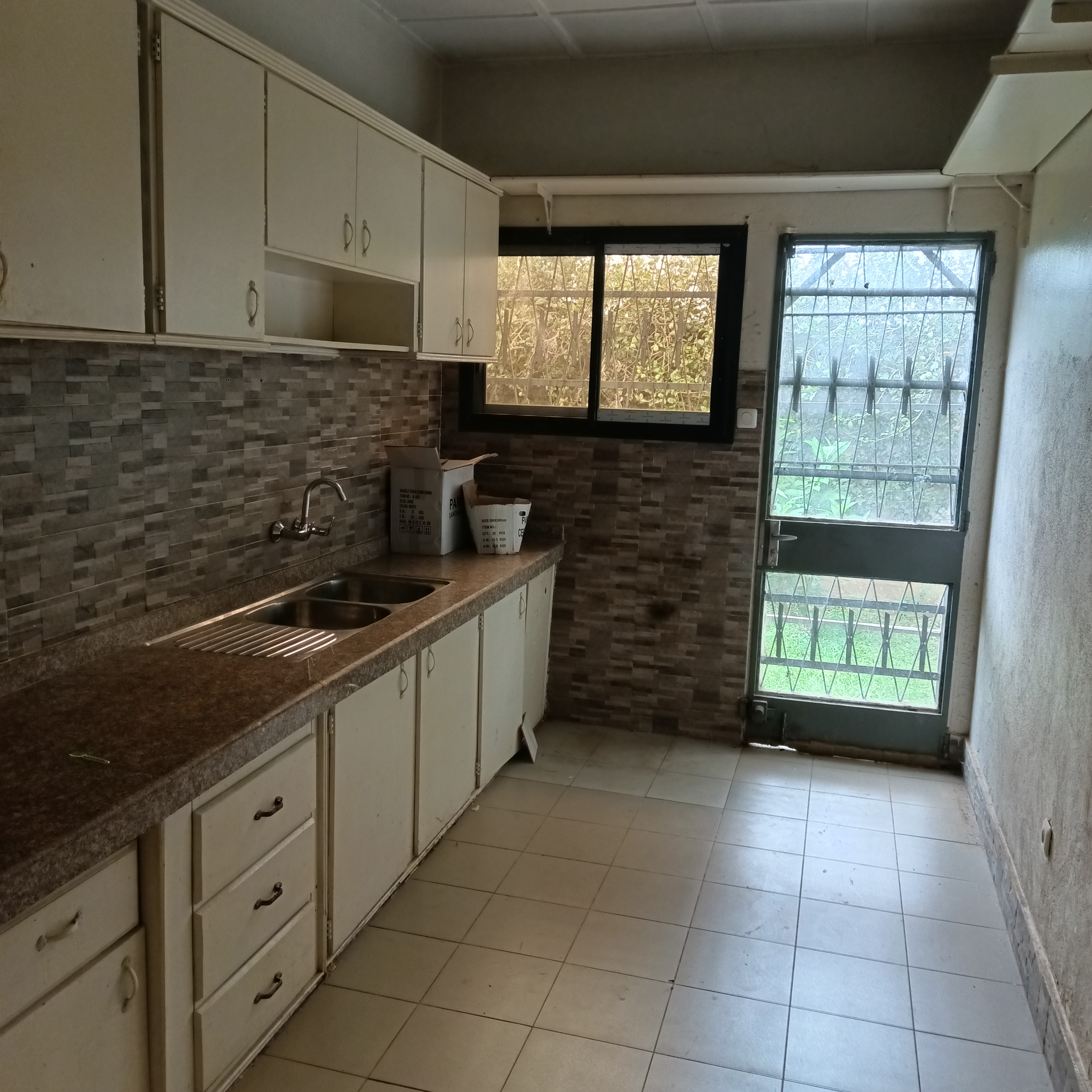 Maison (Villa) à vendre - Yaoundé, Bastos, Bastos - 1 salon(s), 3 chambre(s), 2 salle(s) de bains - 350 000 000 FCFA