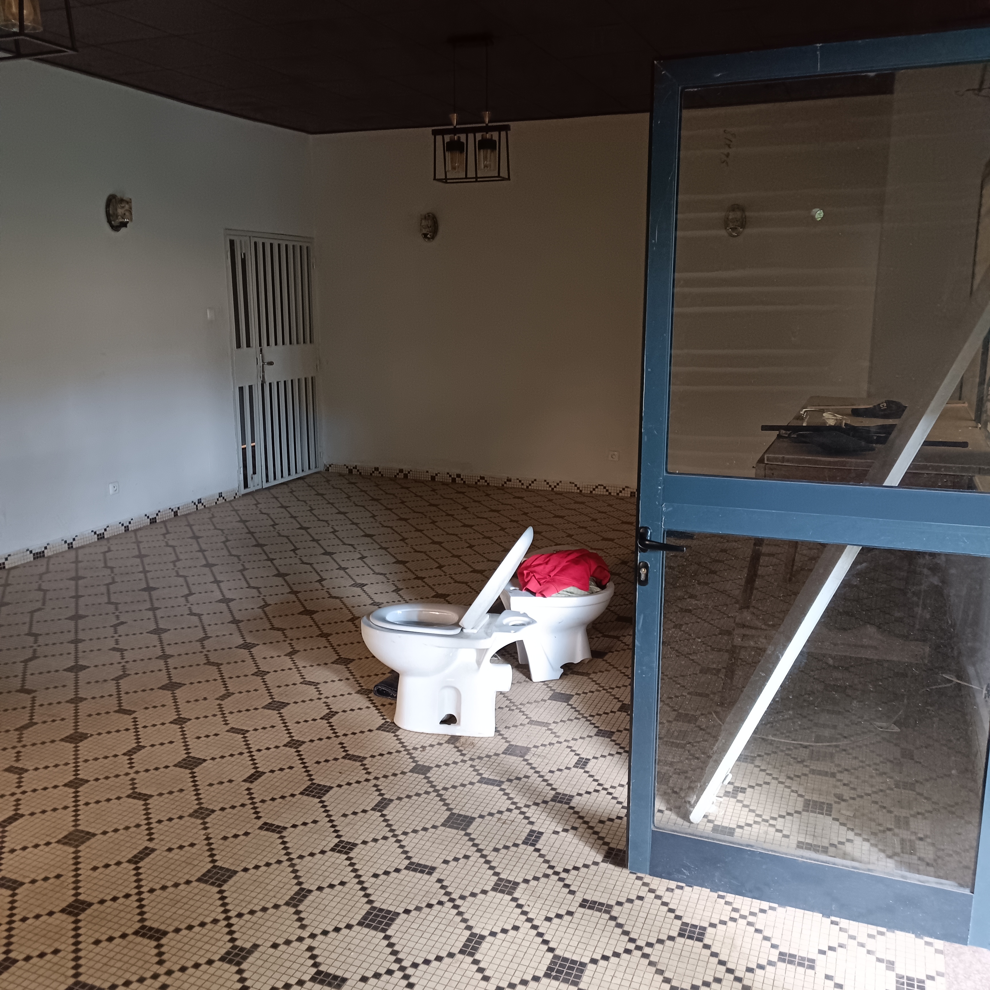 Maison (Villa) à vendre - Yaoundé, Bastos, Bastos - 1 salon(s), 3 chambre(s), 2 salle(s) de bains - 350 000 000 FCFA