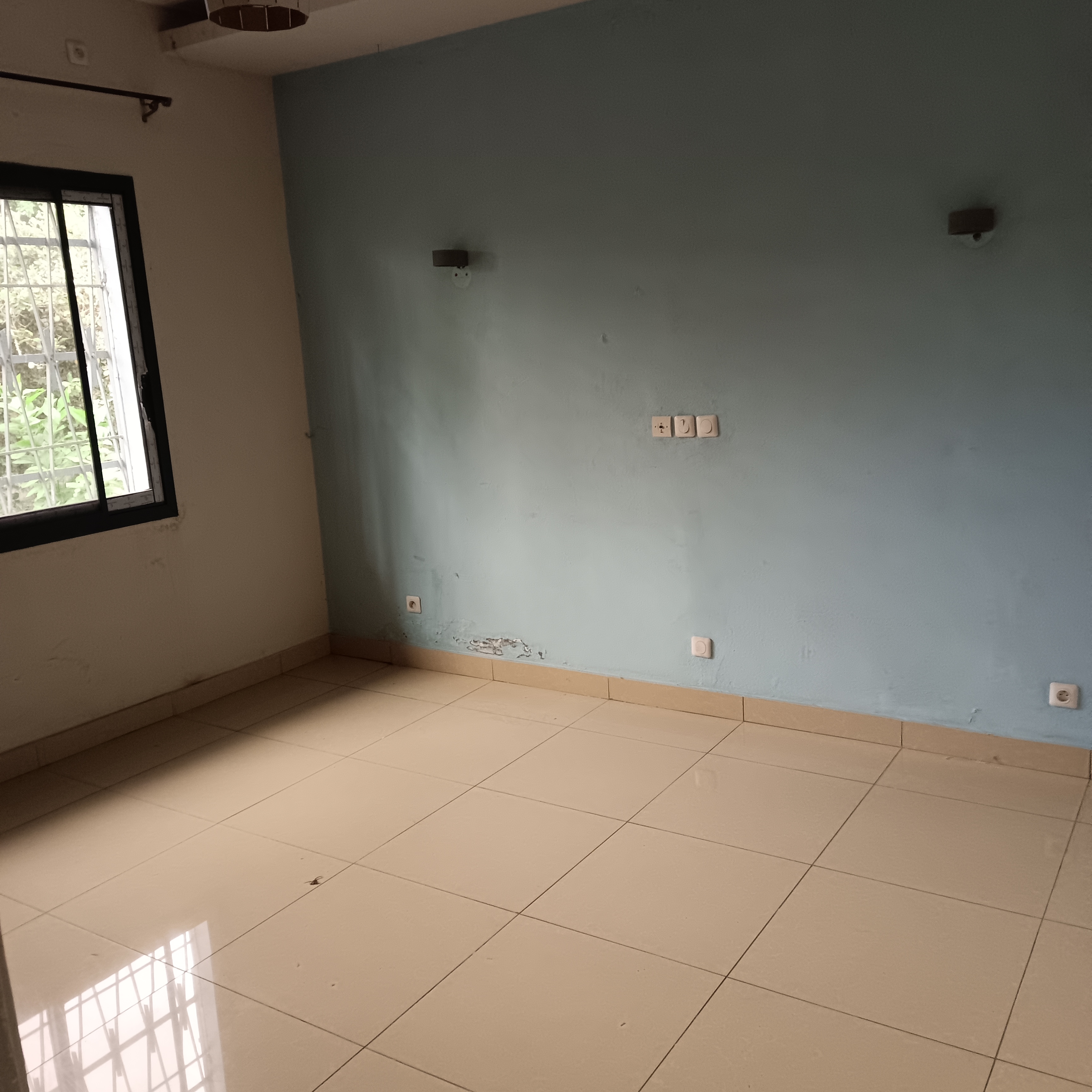 Maison (Villa) à vendre - Yaoundé, Bastos, Bastos - 1 salon(s), 3 chambre(s), 2 salle(s) de bains - 350 000 000 FCFA