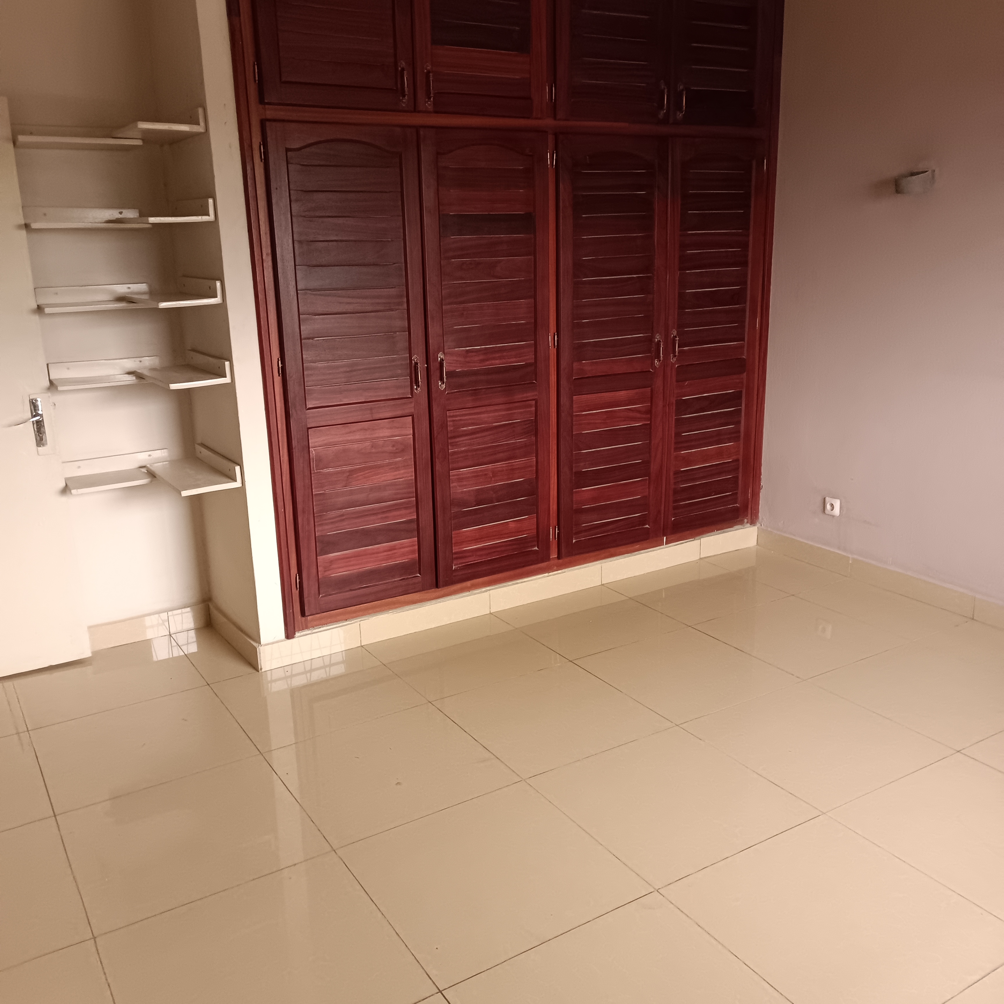 Maison (Villa) à vendre - Yaoundé, Bastos, Bastos - 1 salon(s), 3 chambre(s), 2 salle(s) de bains - 350 000 000 FCFA