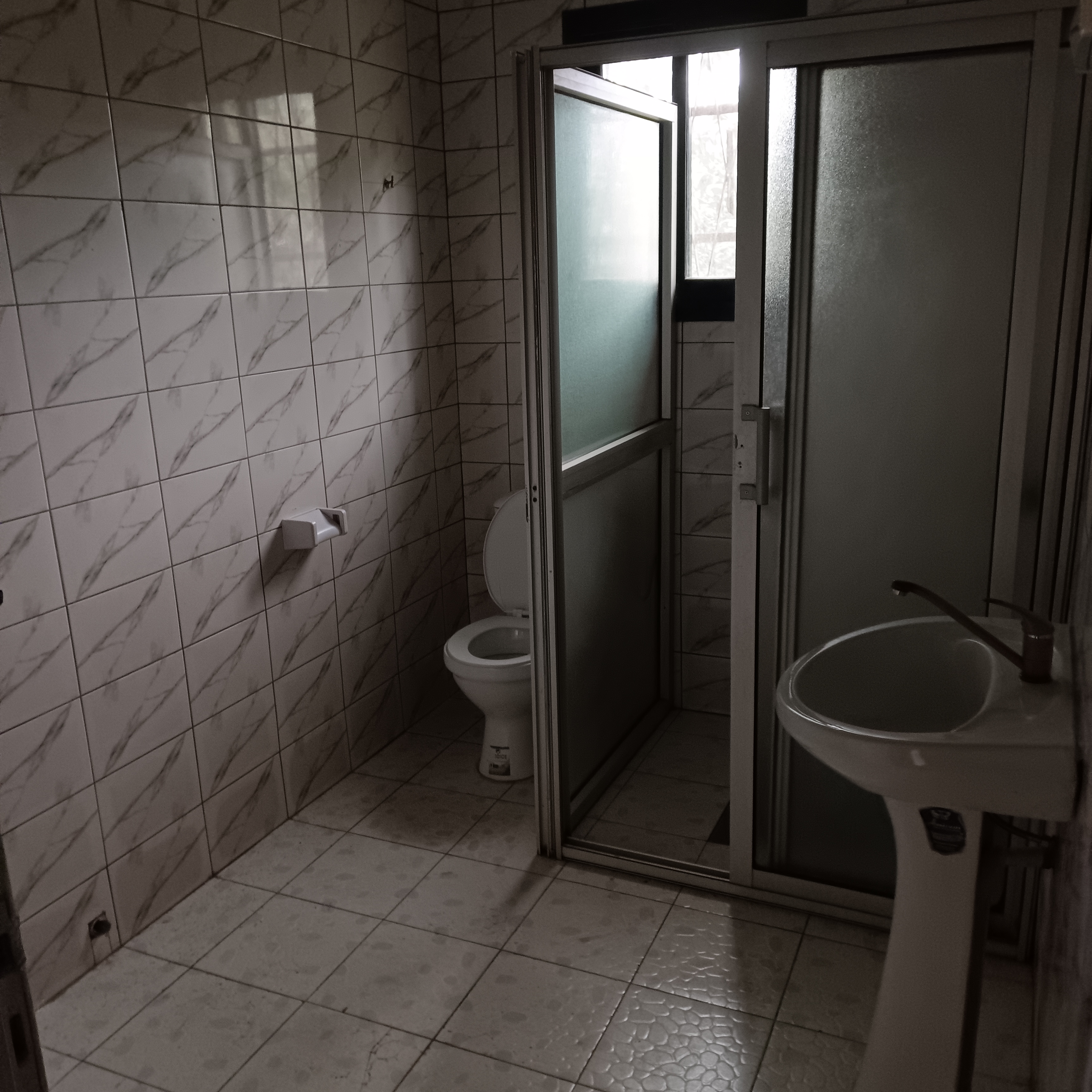 Maison (Villa) à vendre - Yaoundé, Bastos, Bastos - 1 salon(s), 3 chambre(s), 2 salle(s) de bains - 350 000 000 FCFA