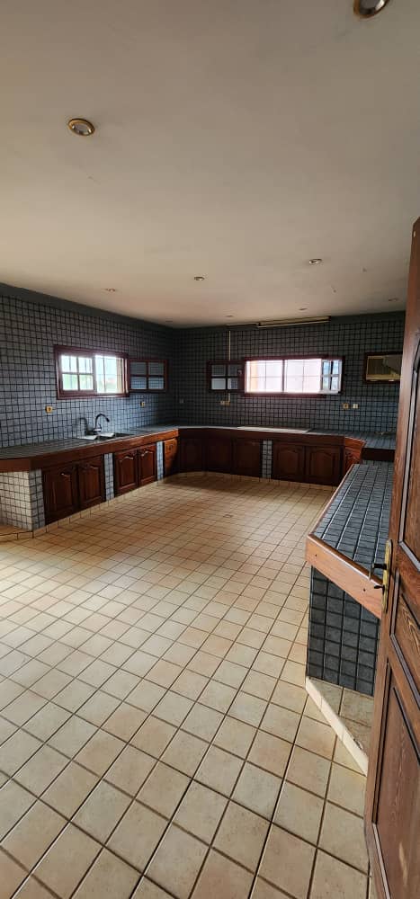 House (Villa) for sale - Yaoundé, Bastos, Bastos ( villa avec 2 studios) - 1 living room(s), 4 bedroom(s), 4 bathroom(s) - 600 000 000 FCFA / month
