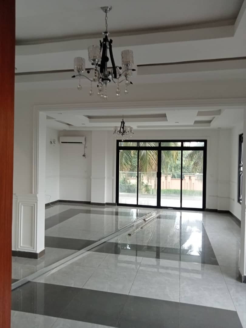 Apartment to rent - Yaoundé, Bastos, Bastos - 1 living room(s), 2 bedroom(s), 3 bathroom(s) - 1 000 000 FCFA / month