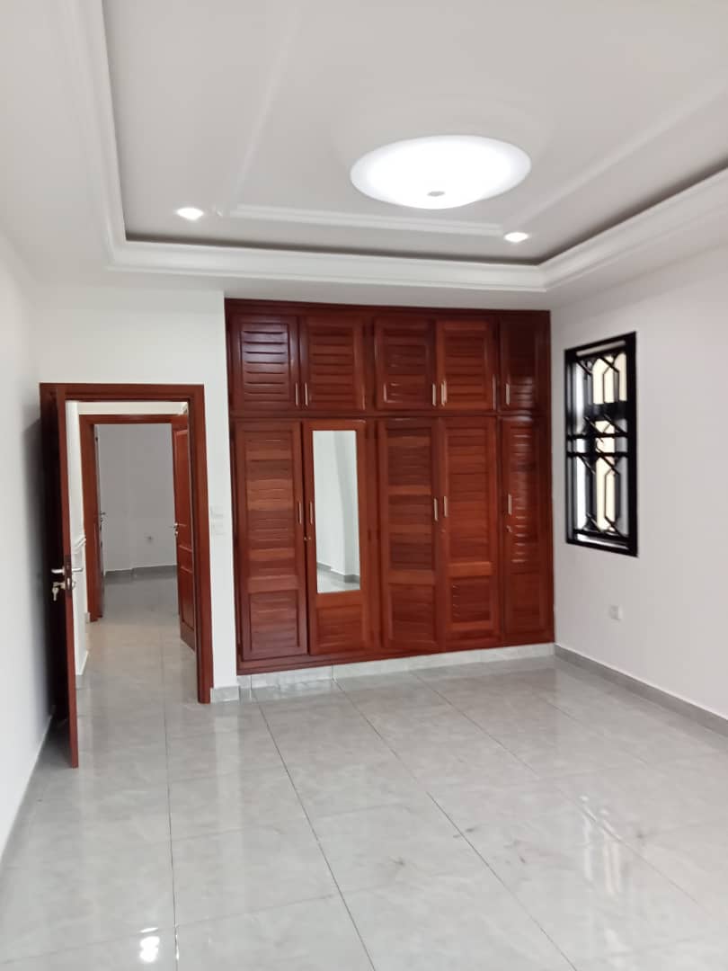 Apartment to rent - Yaoundé, Bastos, Bastos - 1 living room(s), 2 bedroom(s), 3 bathroom(s) - 1 000 000 FCFA / month