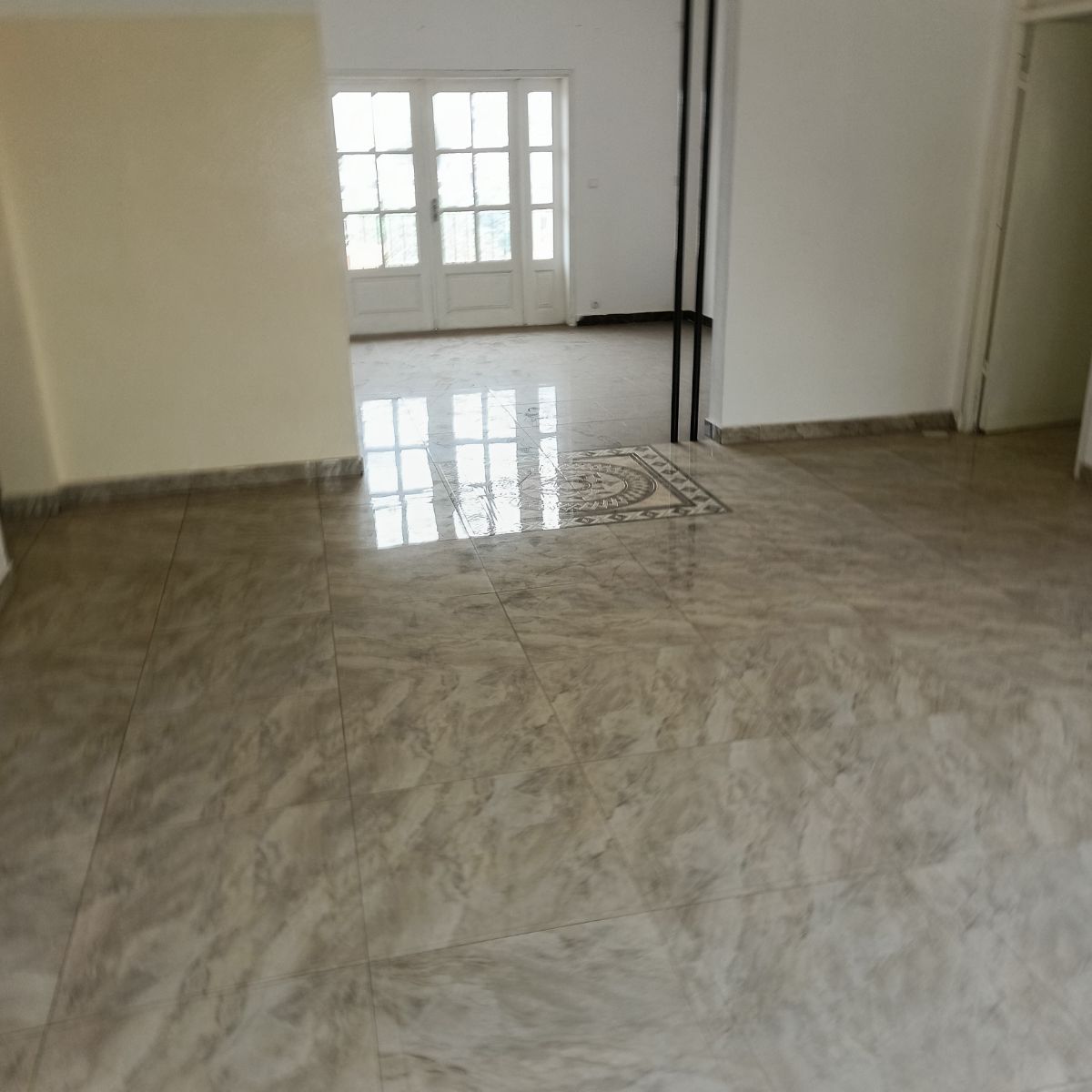 Apartment to rent - Yaoundé, Bastos, Bastos - 1 living room(s), 3 bedroom(s), 3 bathroom(s) - 550 000 FCFA / month