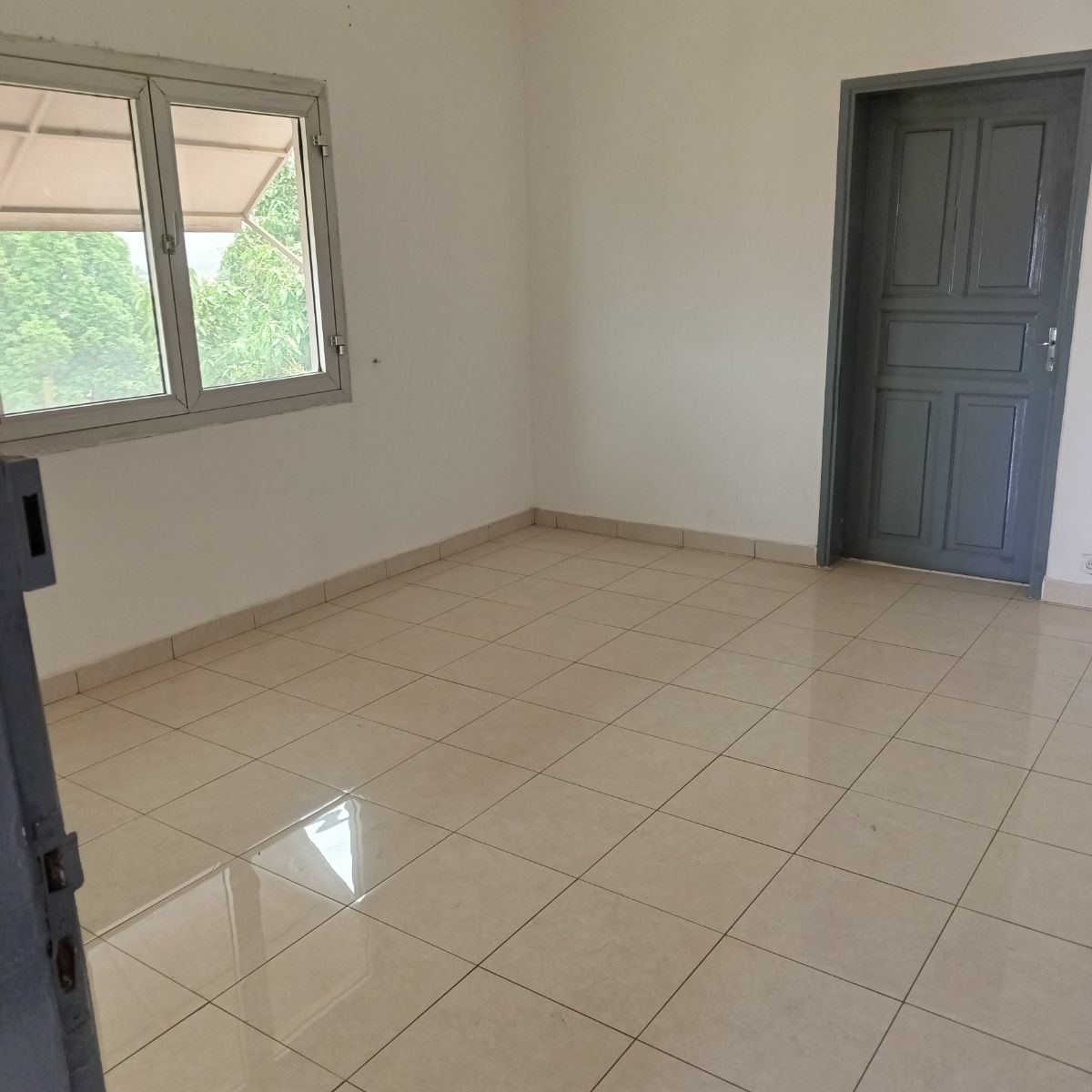 Appartement à louer - Yaoundé, Bastos, Bastos - 1 salon(s), 3 chambre(s), 3 salle(s) de bains - 550 000 FCFA / mois