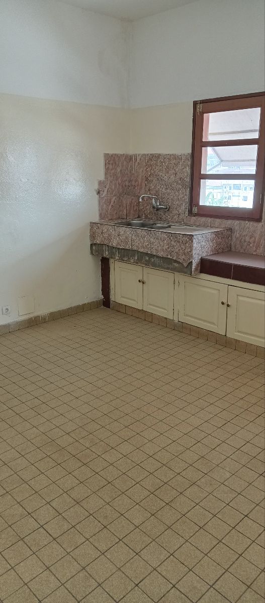 Appartement à louer - Yaoundé, Bastos, Bastos - 1 salon(s), 3 chambre(s), 3 salle(s) de bains - 550 000 FCFA / mois