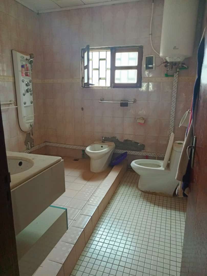 Maison (Duplex) à vendre - Yaoundé, Mfandena, Mandela - 2 salon(s), 5 chambre(s), 3 salle(s) de bains - 180 000 000 FCFA