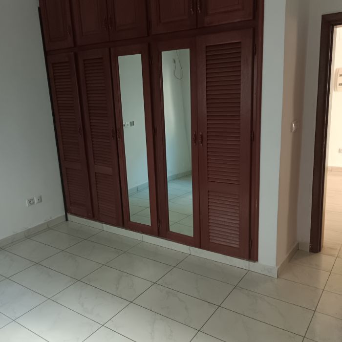 Apartment to rent - Yaoundé, Bastos, Bastos - 1 living room(s), 3 bedroom(s), 3 bathroom(s) - 700 000 FCFA / month
