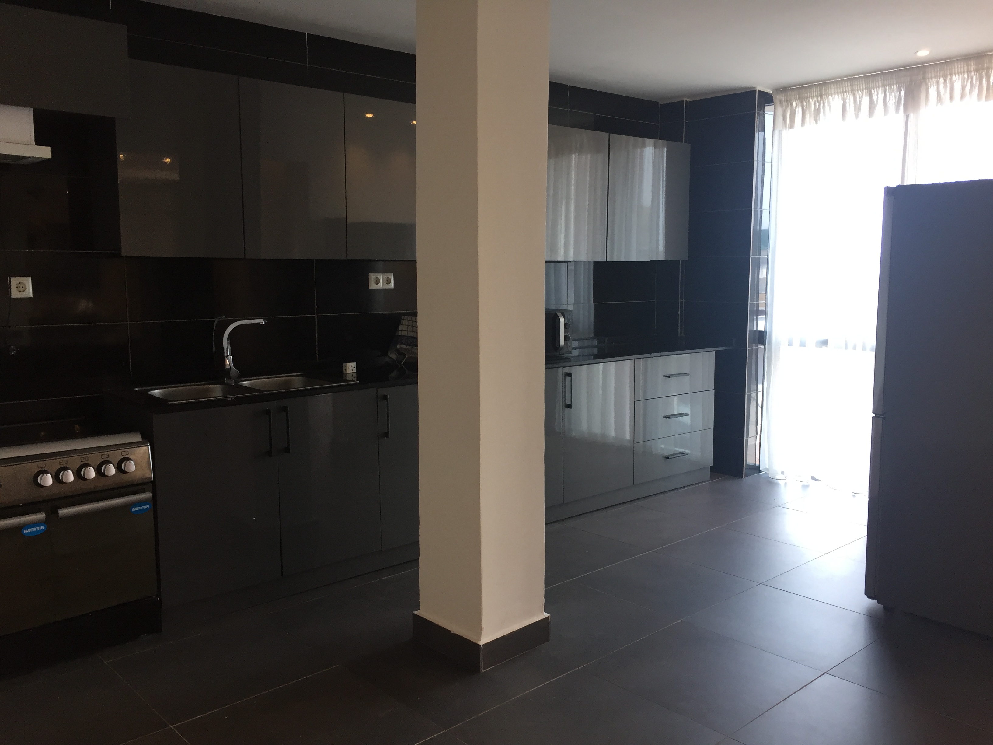 Appartement à louer - Yaoundé, Bastos, Bastos( appartement non meublé) - 1 salon(s), 3 chambre(s), 4 salle(s) de bains - 1 300 000 FCFA / mois