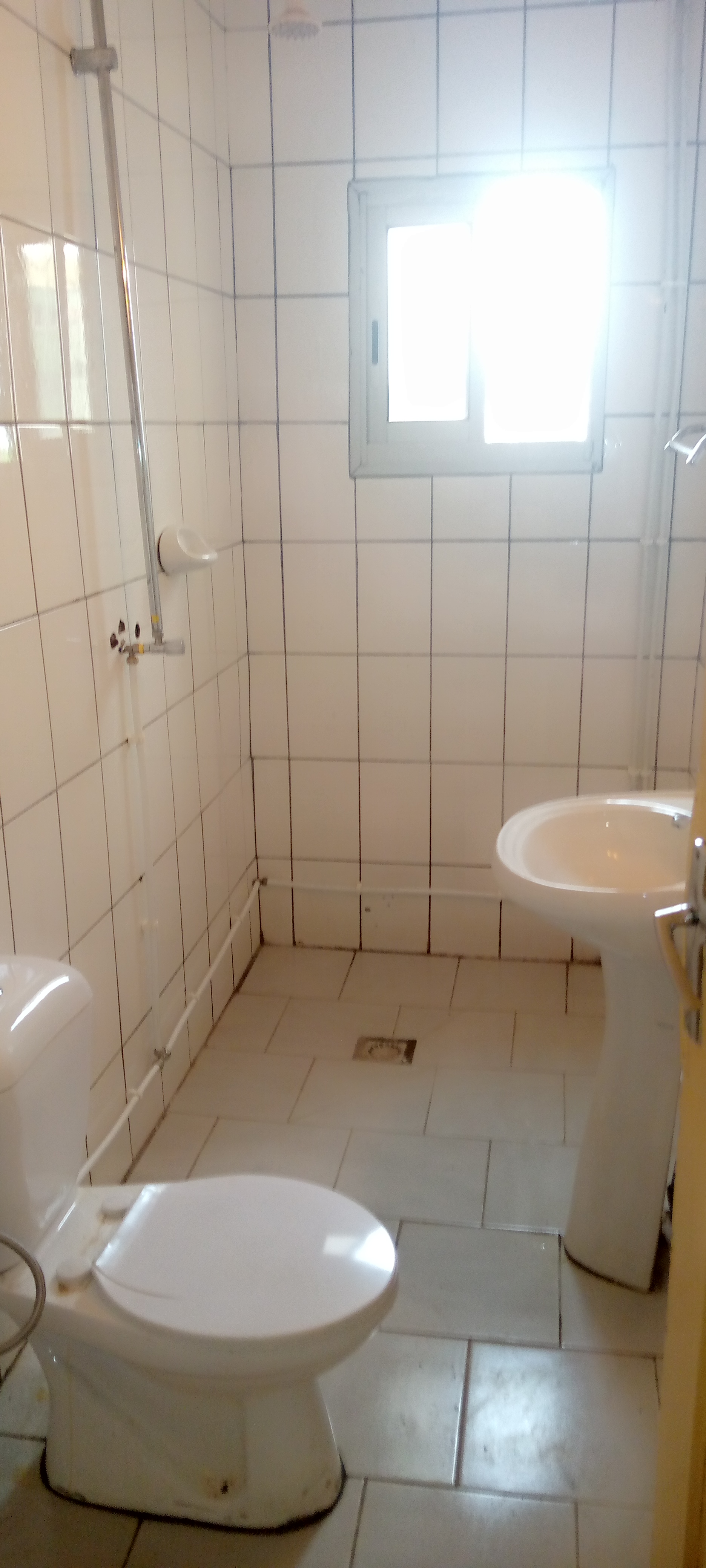 Appartement à louer - Yaoundé, Mfandena, Mandela - 1 salon(s), 3 chambre(s), 2 salle(s) de bains - 300 000 FCFA / mois